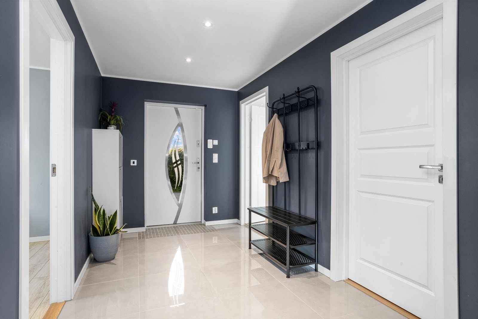 Velkommen inn! Lys og romslig entré med flislagt gulv og god plass til oppbevaring. Galleribilde