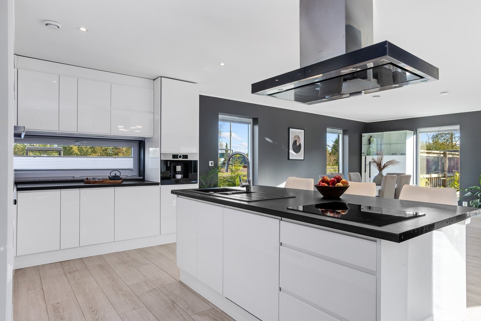 Rikelig med arbeidsplass. Funksjonell kjøkkenøy og store benkeflater. Galleribilde