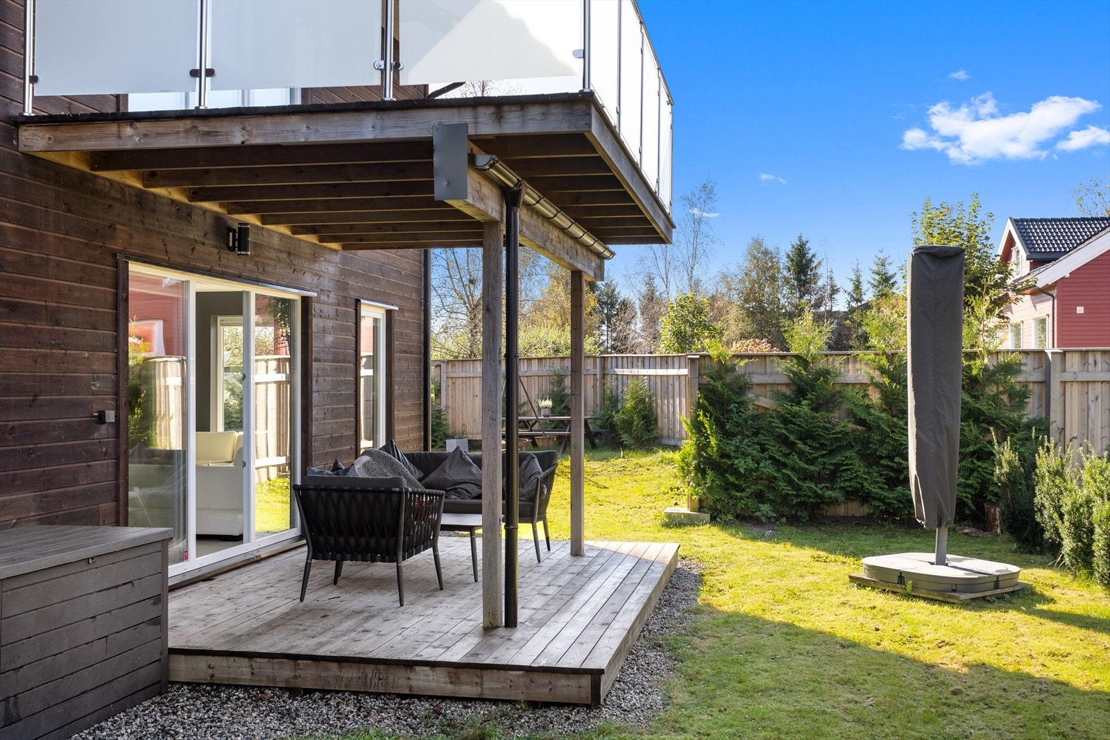 Hage med terrasse og god plass til både lek og utemøbler. Galleribilde