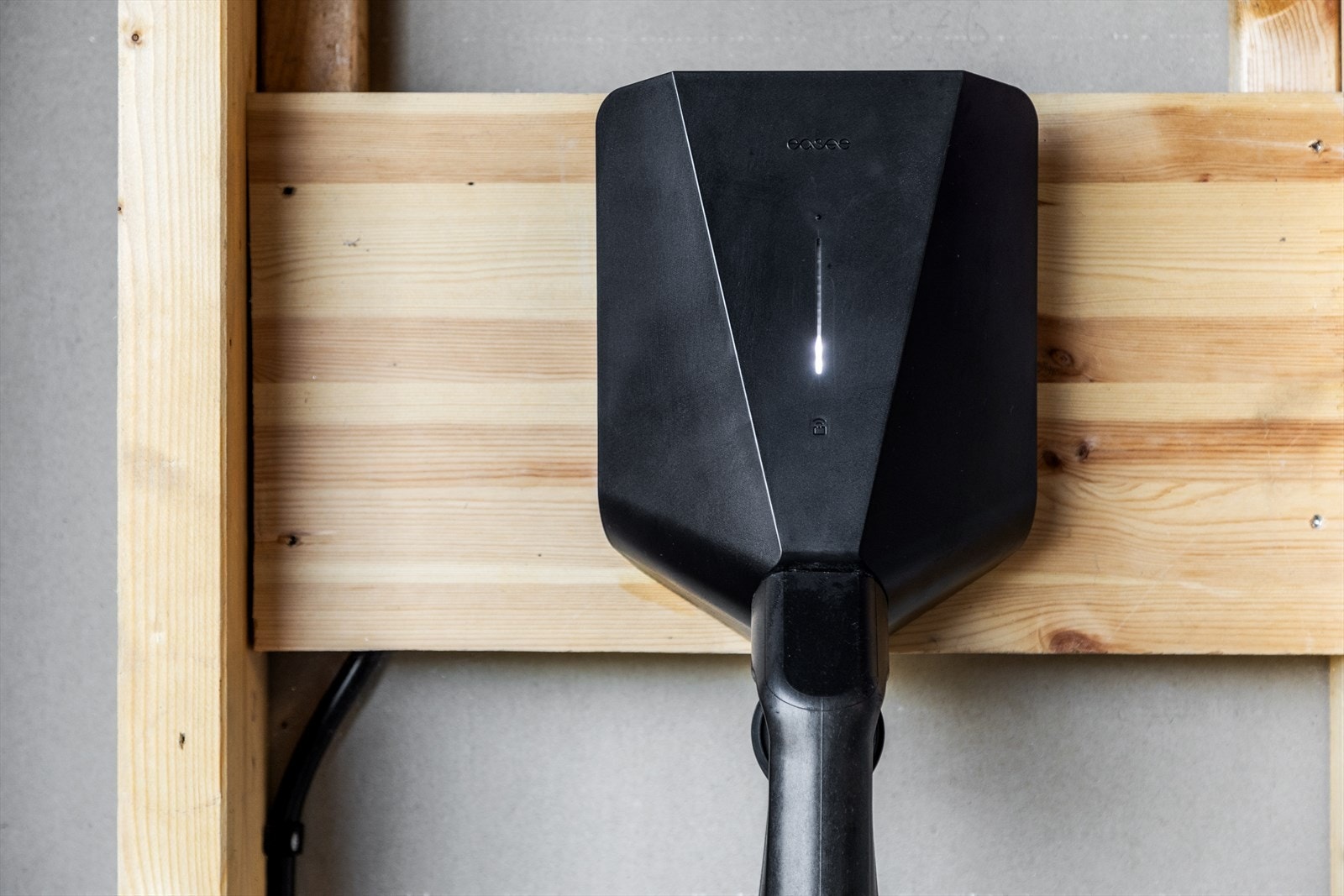 Garasjen er utstyrt med moderne elbillader fra Easee - enkelt og effektivt. Galleribilde