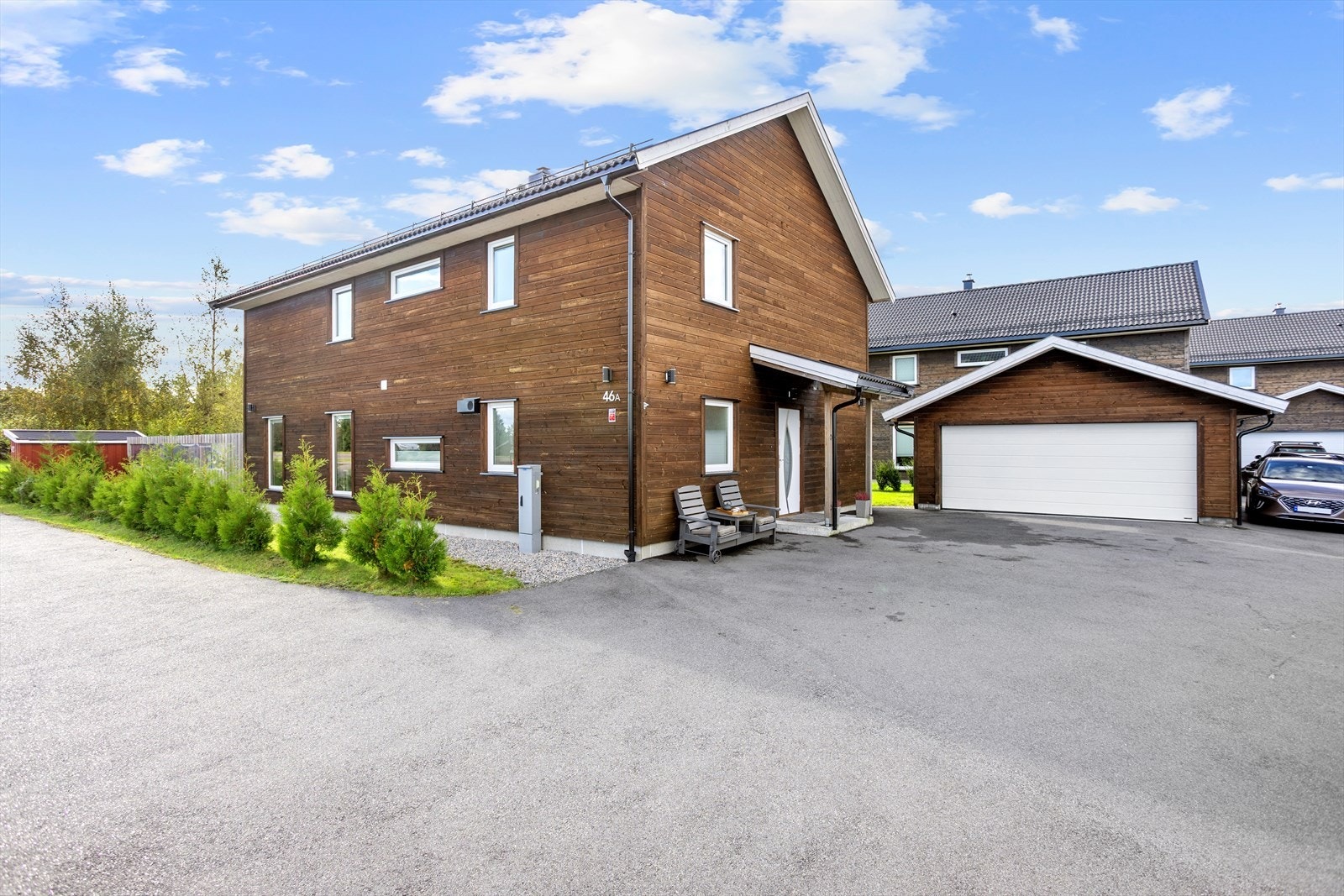 Stilren og moderne bolig med dobbelgarasje og god adkomst. Galleribilde