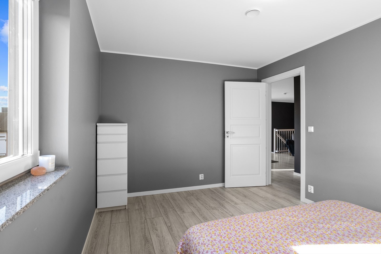 Et allsidig rom som passer som soverom, kontor, barnerom eller hobbyrom. Galleribilde