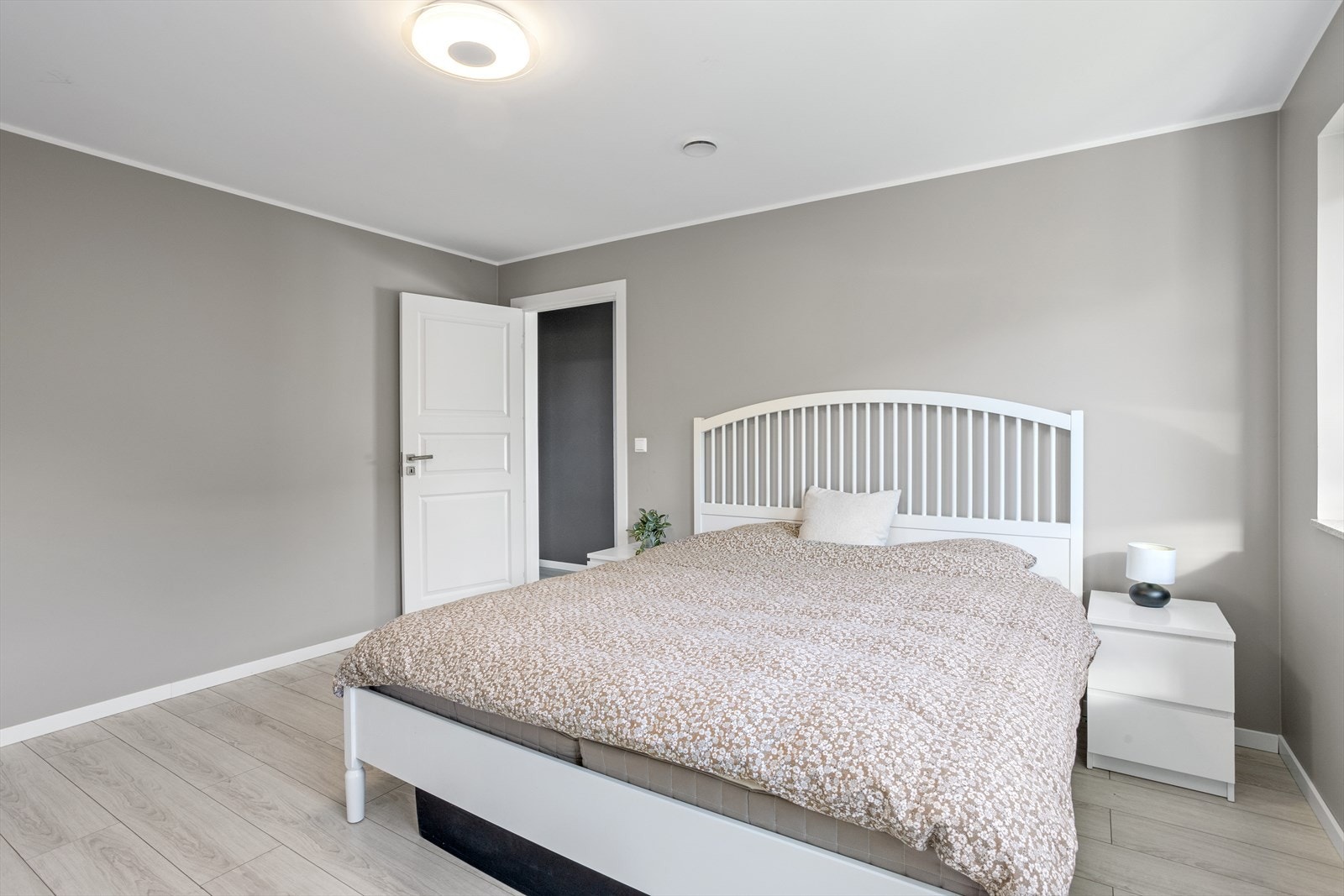 To vinduer slipper inn rikelig med dagslys og skaper en behagelig atmosfære. Galleribilde