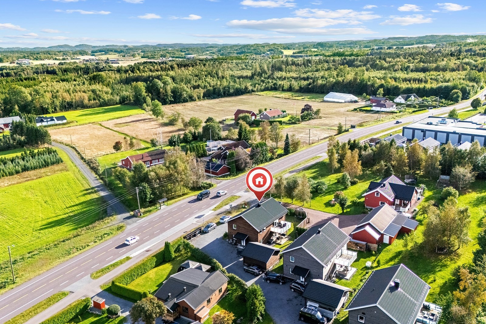 Bo i sentrale omgivelser med umiddelbar nærhet til hovedvei og kort vei til E18. Perfekt for deg som ønsker en enkel pendlerhverdag. Galleribilde