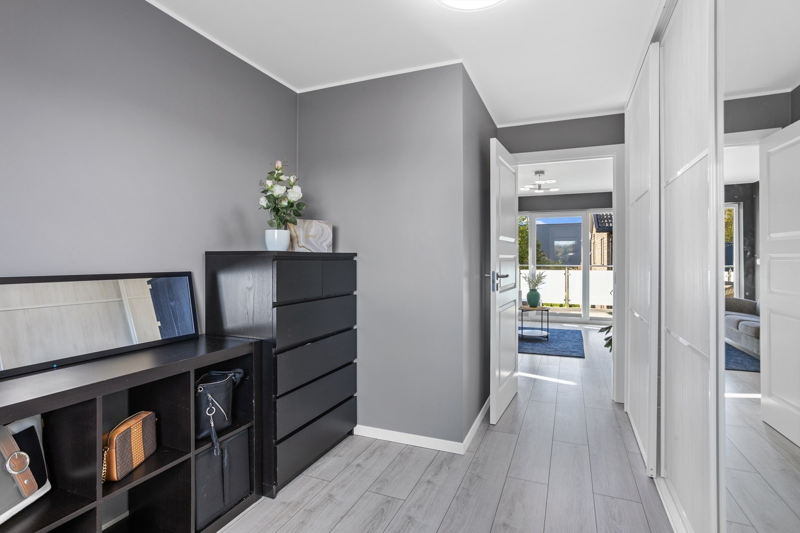 Andre etasje inneholder i utgangspunktet fem soverom, hvorav fire benyttes som soverom i dag, og det femte som walk-in-garderobe. Galleribilde