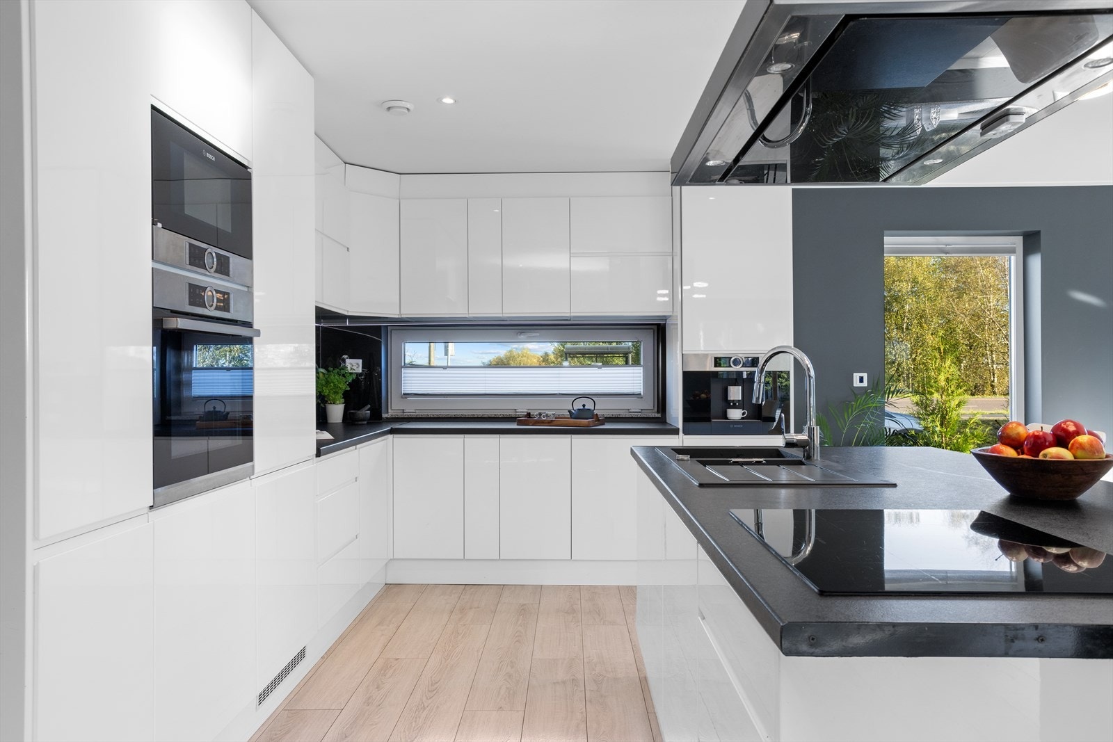 Stilrent Delinia-kjøkken! Rikelig skap- og benkeplass, moderne integrerte hvitevarer og gjennomført design. Galleribilde