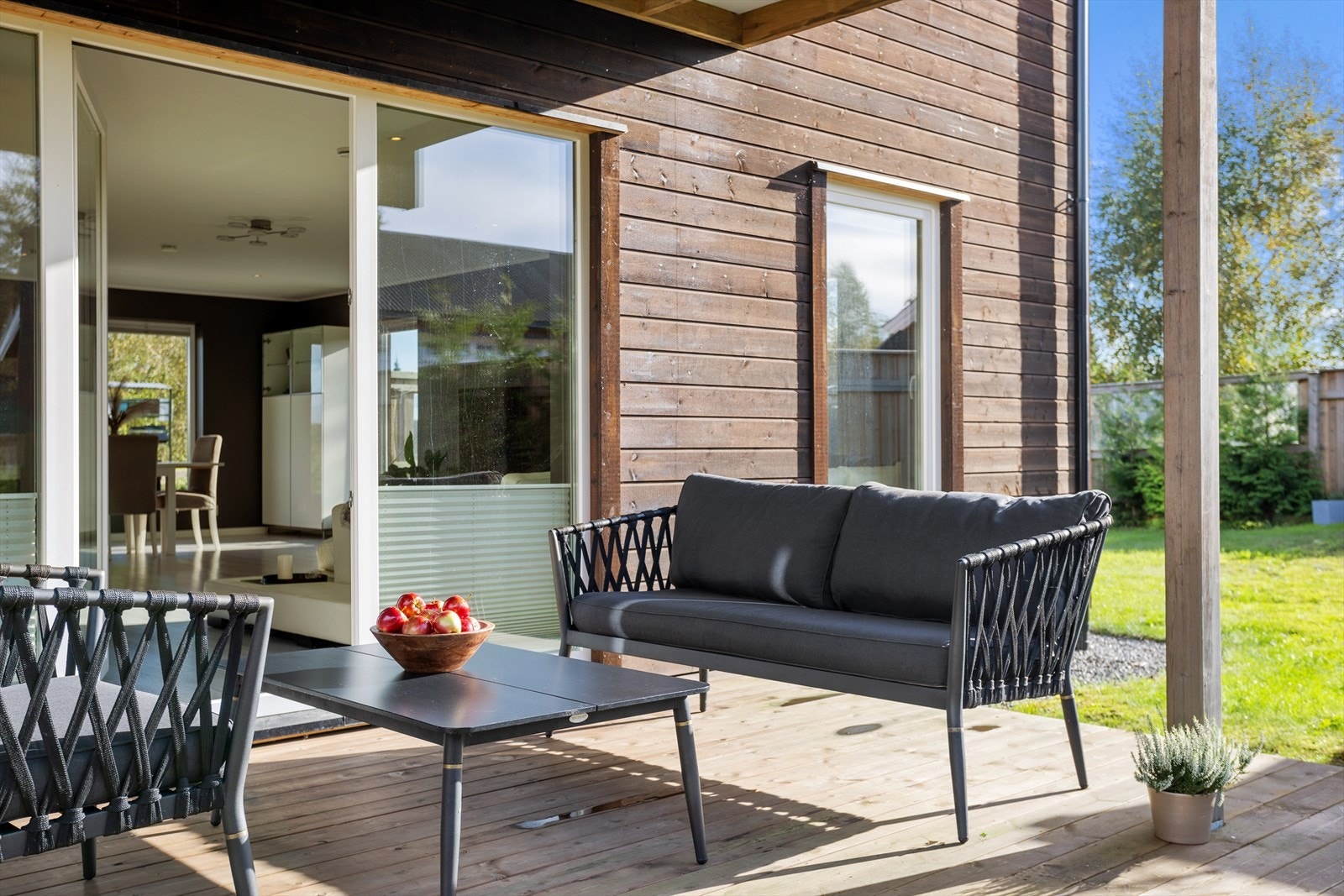 Fra stuen i 1. etasje er det direkte utgang til en overbygget terrasse som forlenger oppholdsrommet ut i hagen. Galleribilde