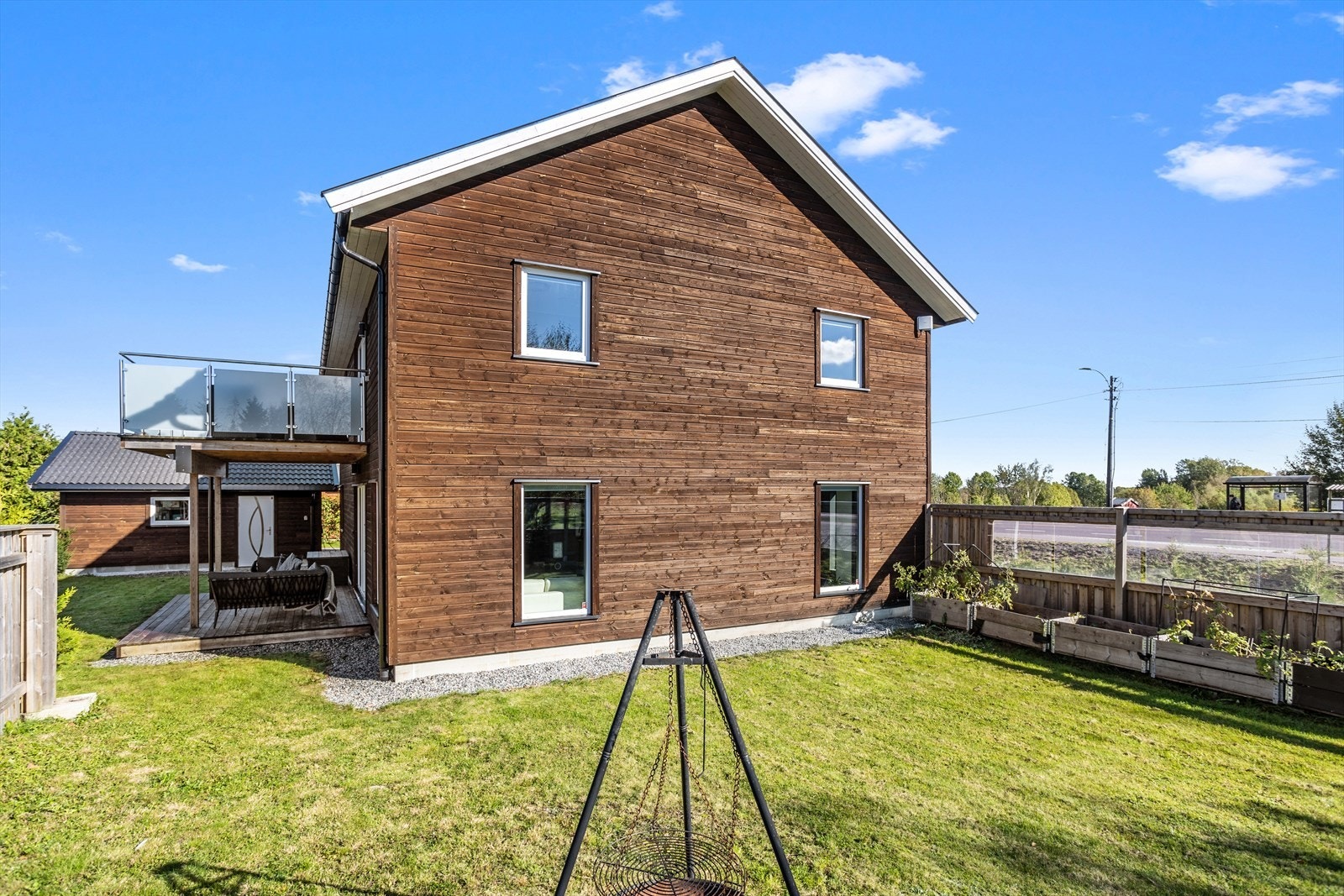 Pent opparbeidet hage med flere brukssoner - perfekt for både lek og late dager ute. Galleribilde