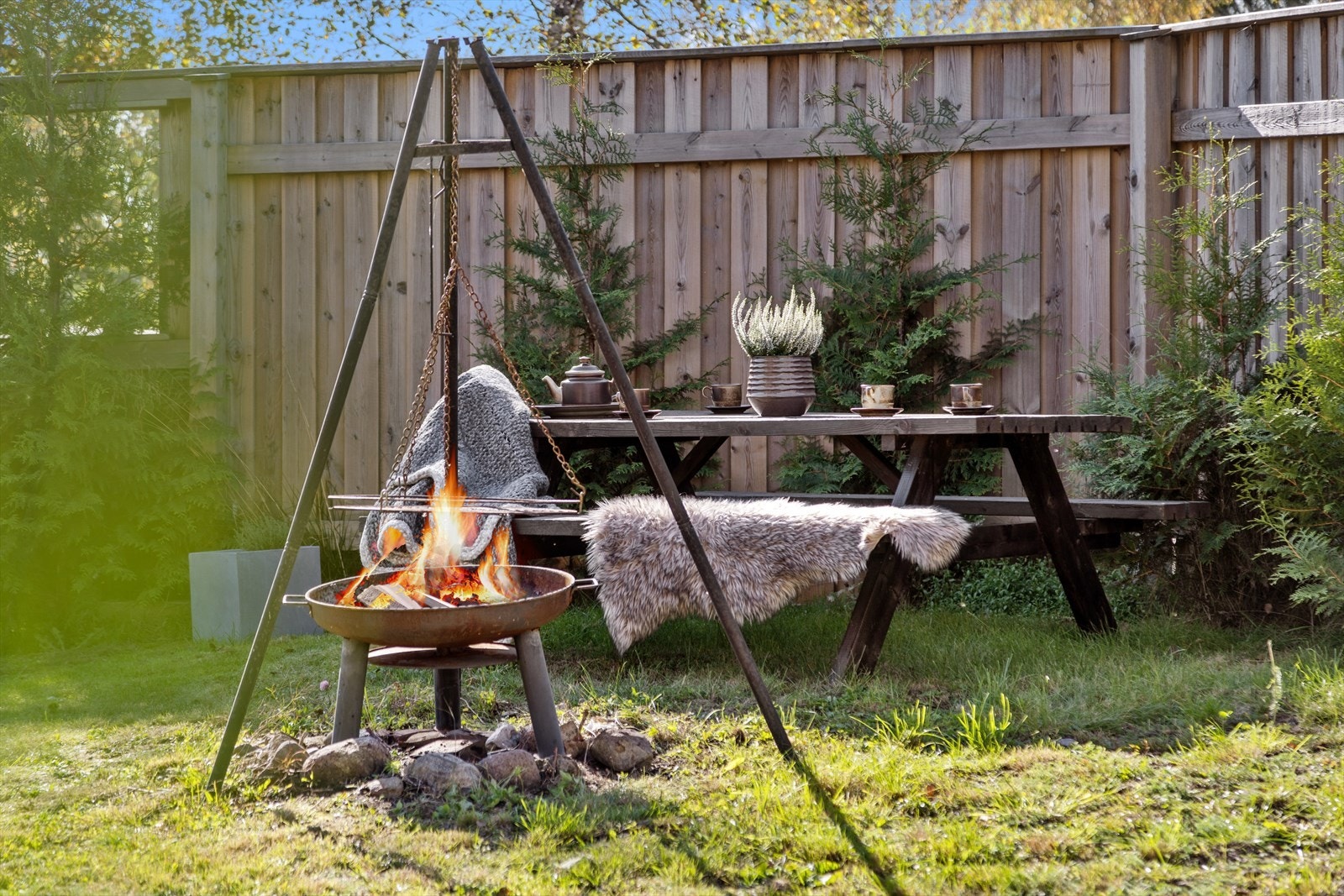 Et stemningsfullt uteområde med bålplass og benker - perfekt for lange kvelder ute. Galleribilde