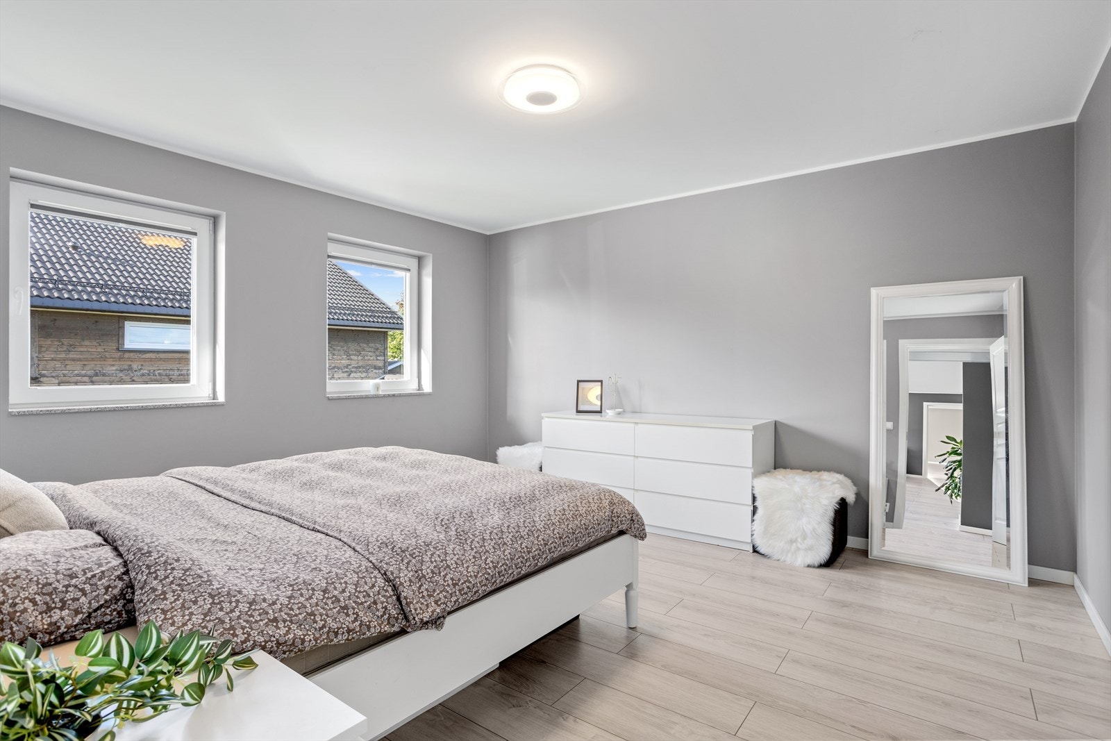 Soverommet oppleves luftig og innbydende med gode lysforhold. Galleribilde