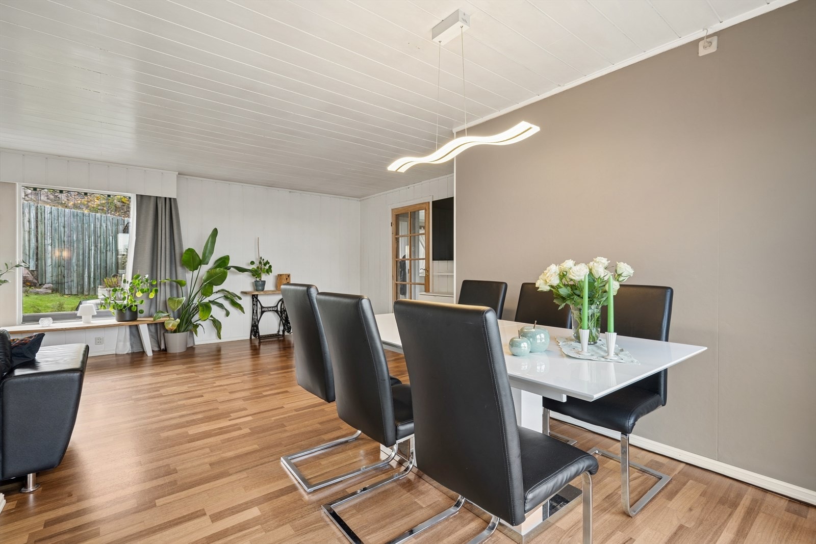 Spisestuen ligger praktisk til ved kjøkkenet. Galleribilde