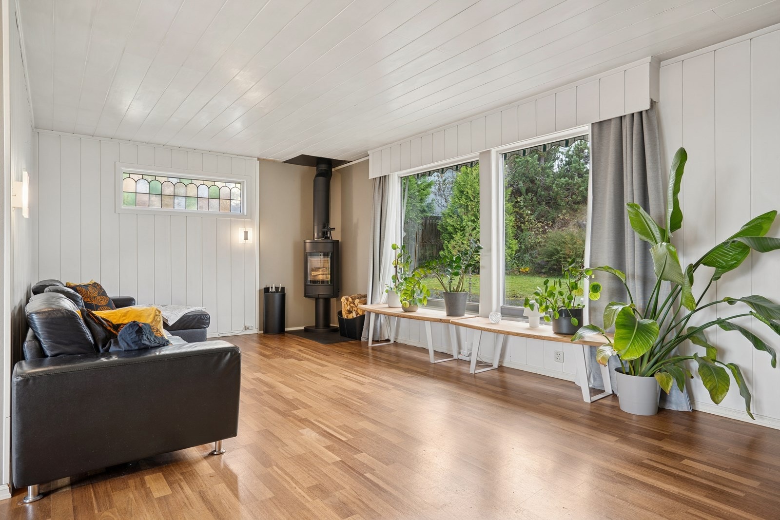 I stuen er det god plass til en sofaseksjon og tilhørende møblement. Galleribilde