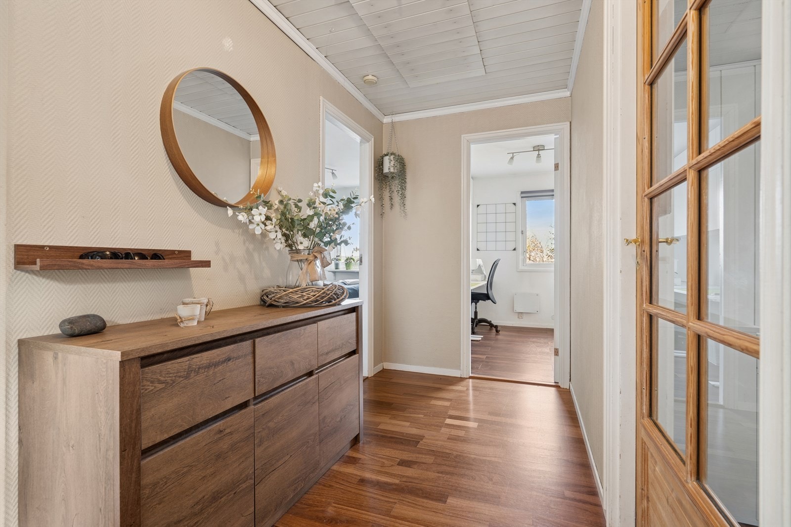 Velkommen inn - romslig entré med god plass til å sette fra seg sko og henge fra seg yttertøy. Galleribilde