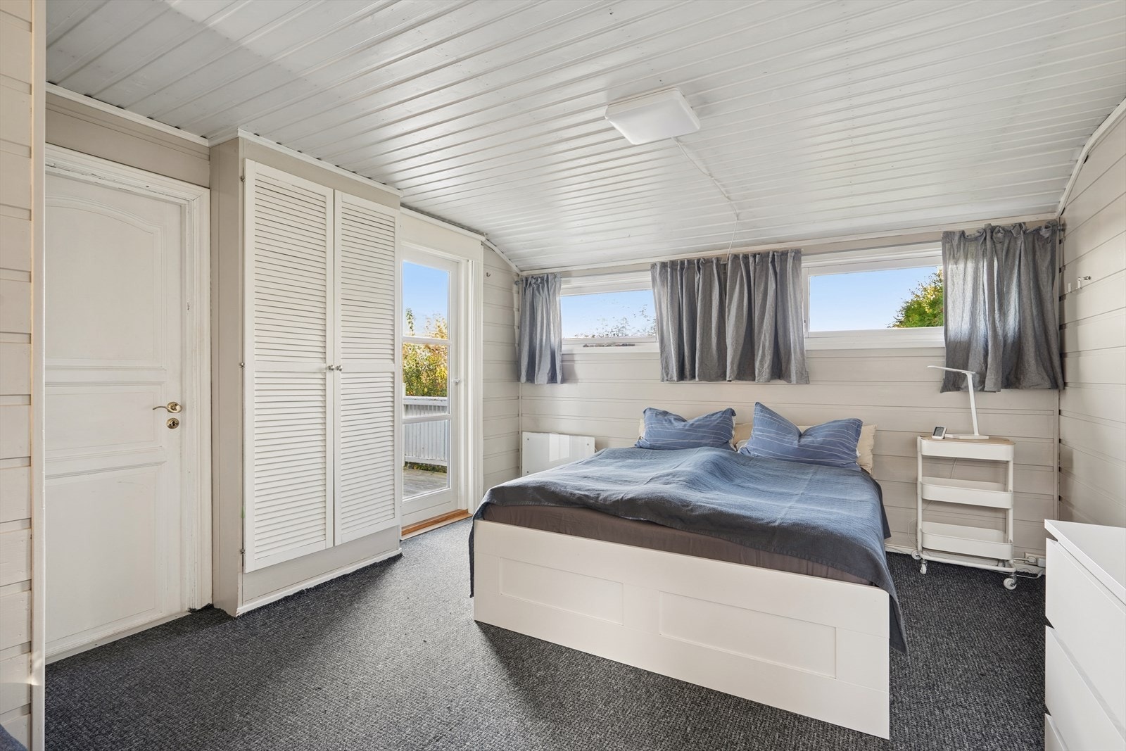 Romslig soverom (byggemeldt som vask/klær, mat og redskap) med god plass til dobbeltseng og tilhørende møblement. Galleribilde