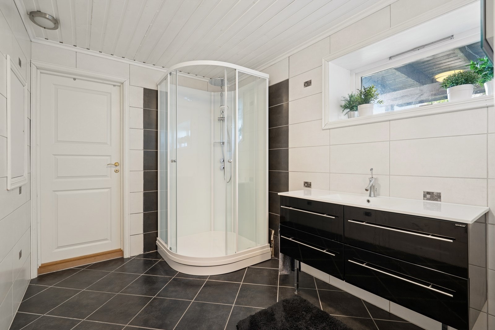 Baderomskonstruksjon i underetasjen er fra 2009 og har fliser på vegger og gulv og malt panel i himling. Det er elektriske varmekabler i gulvstøp. Galleribilde