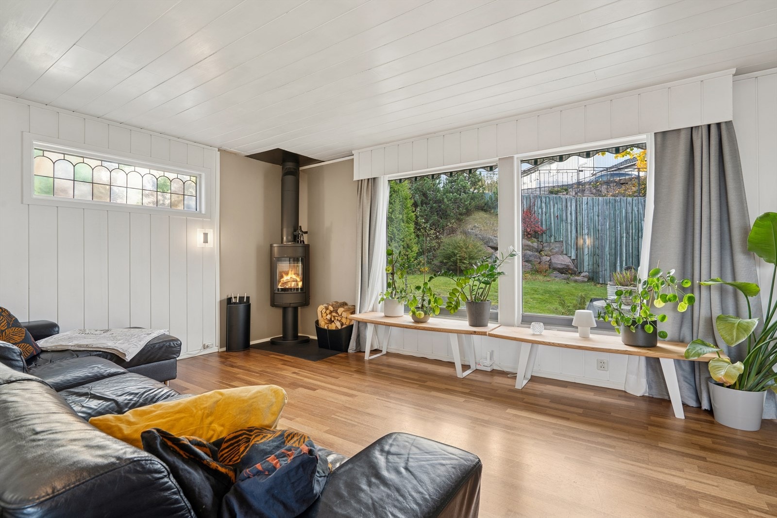 Det er store vindusflater i stuen som sørger for rikelig med naturlig lys. Galleribilde