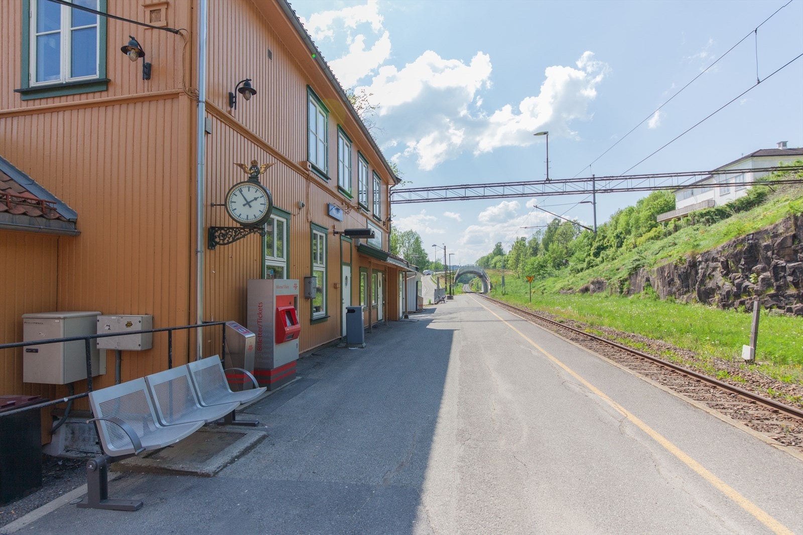 Røyken stasjon med 2 togavganger i timen. Galleribilde
