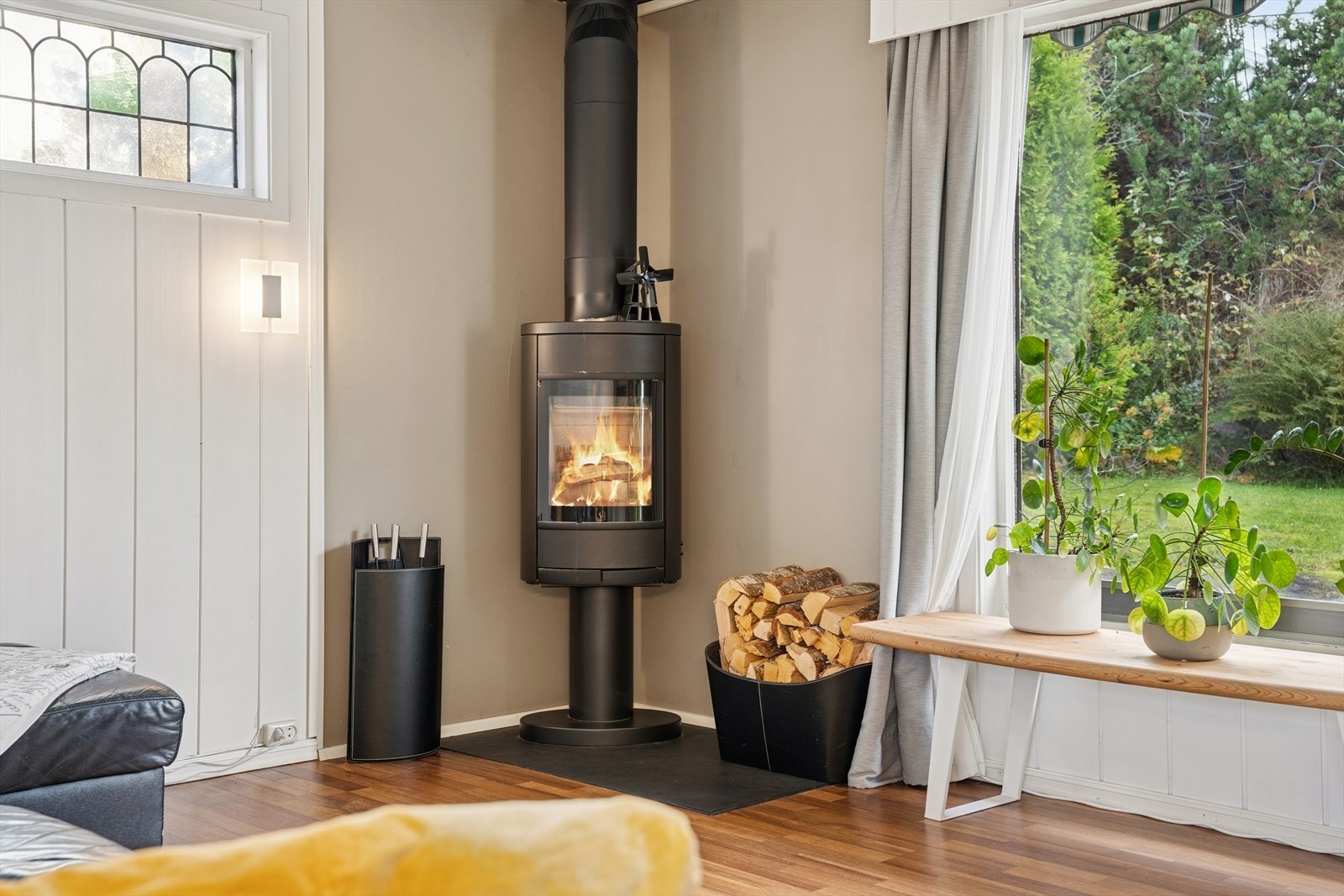 Det er peis i stuen som skaper en hyggelig atmosfære i rommet. Galleribilde