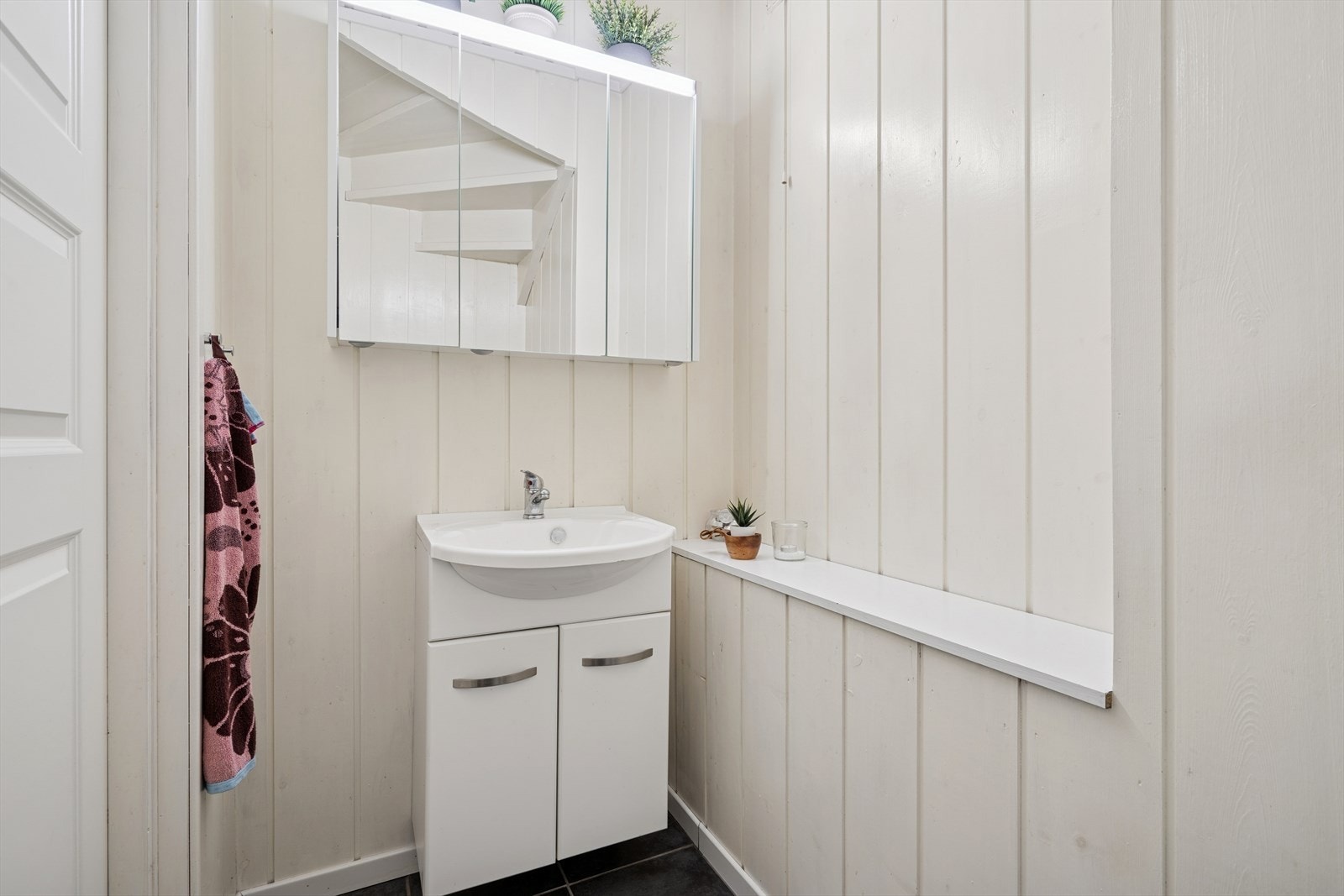 Separat toalettrom med servant og gulvstående toalett. Galleribilde