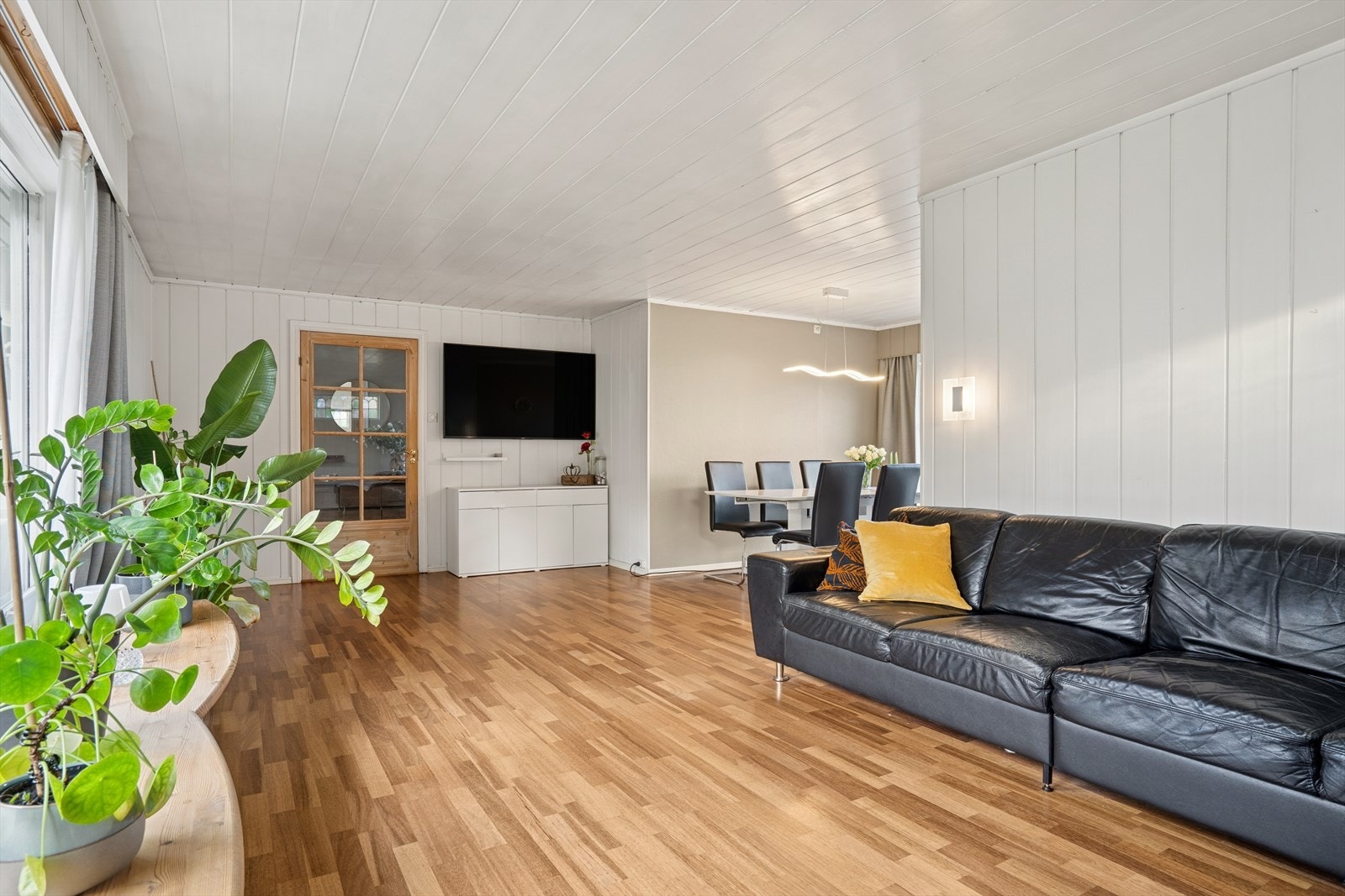 Romslig stue med gode møblering Galleribilde