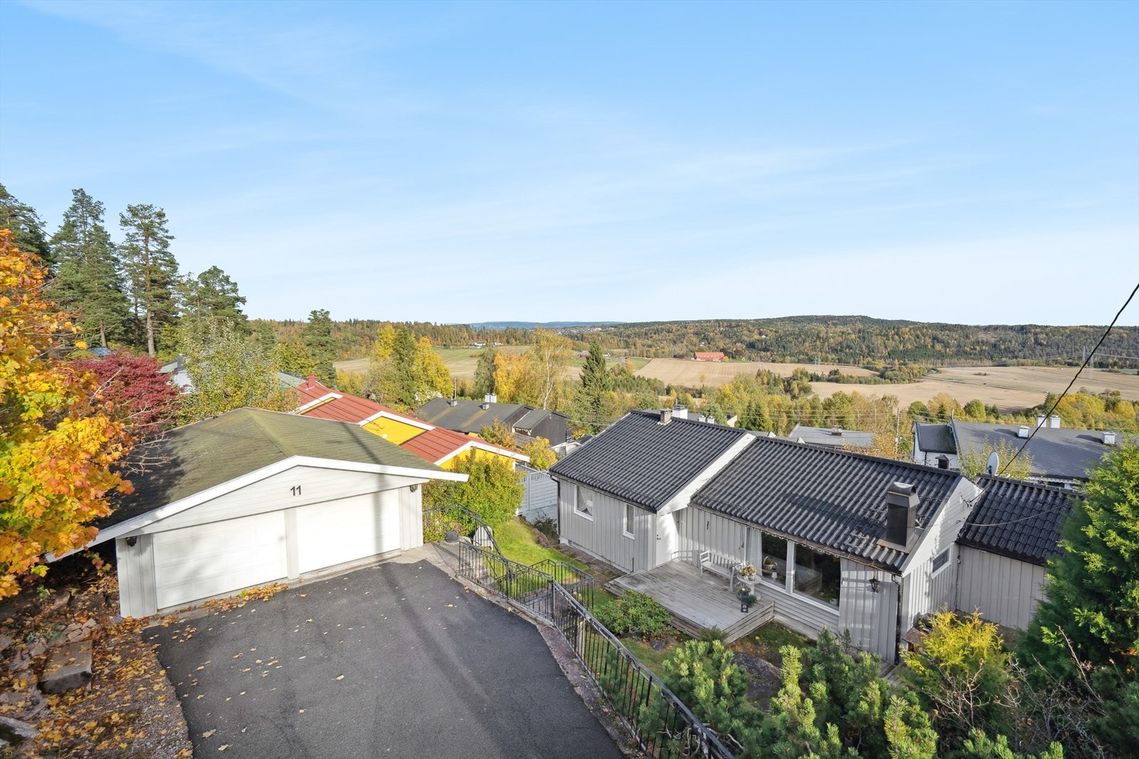 Pent opparbeidet tomt med asfaltert gårdsplass og stienbelagt inngangsparti. Galleribilde