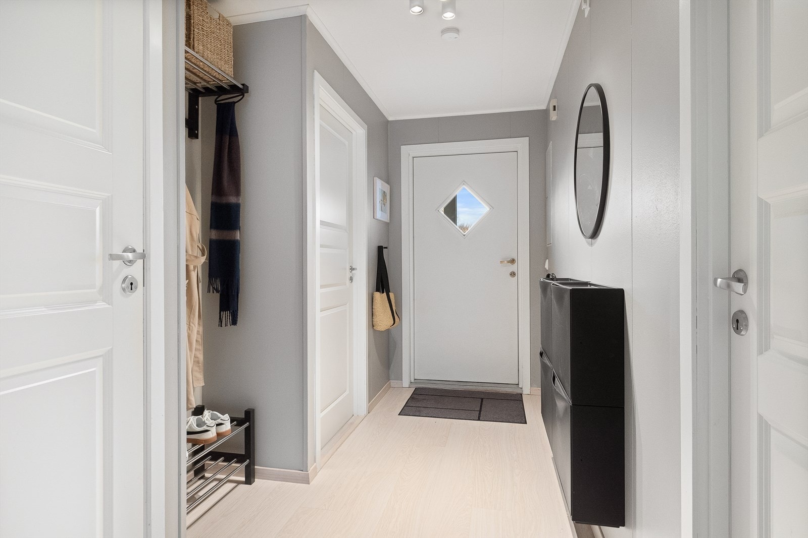 Entré med plass til å henge fra seg. Galleribilde