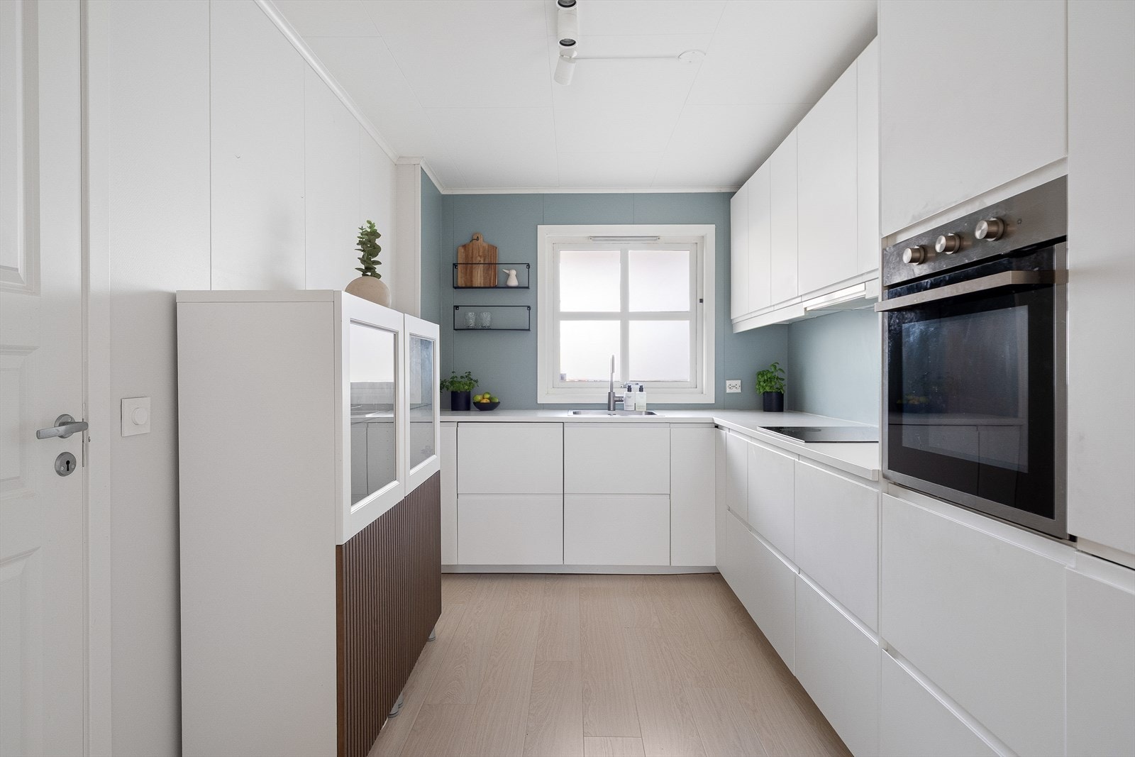 Stilrent og tidløst kjøkken med integrerte hvitevarer. Galleribilde