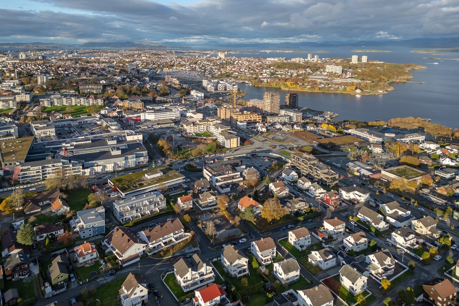 Her bor du i et rolig, men allikevel sentralt område med kort vei til sentrum og et rikt utvalg butikker og servicetilbud i nærområdet. Galleribilde