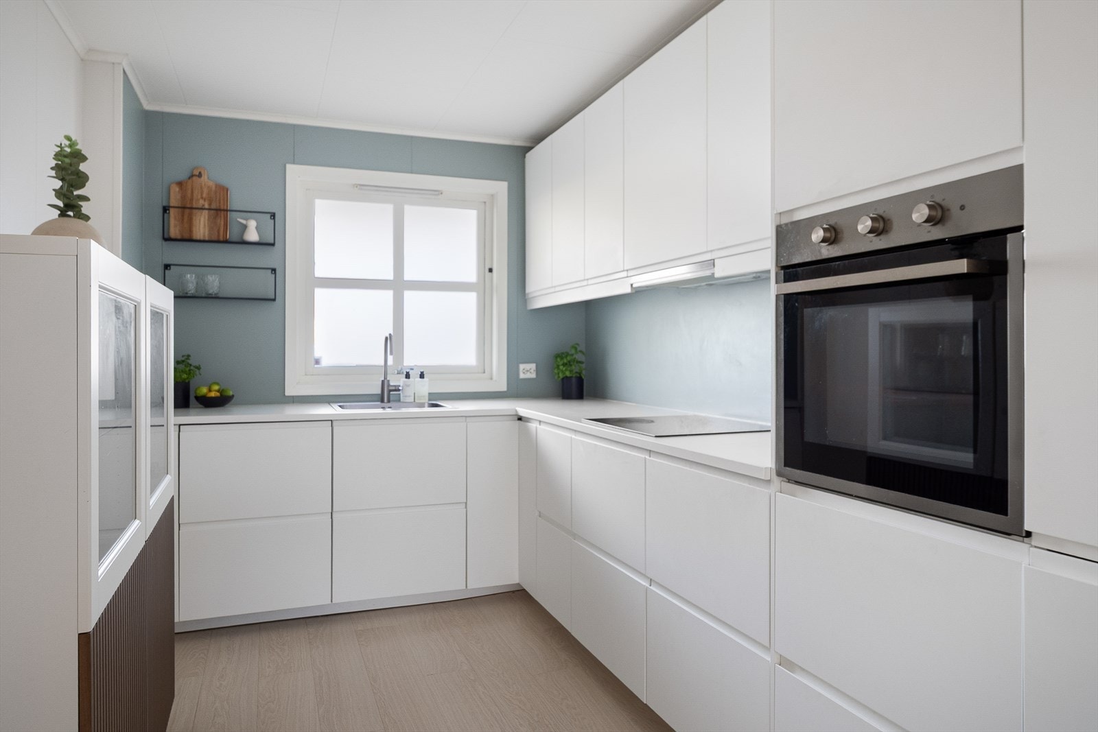 Det inneholder integrert platetopp, stekeovn, oppvaskmaskin og kombiskap. Galleribilde