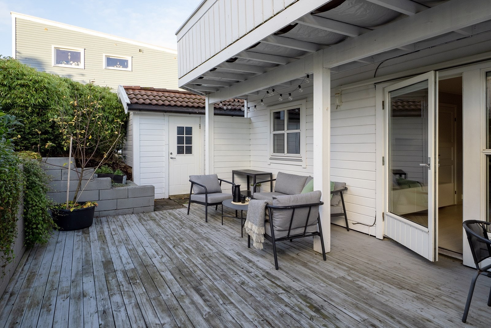 Fra stuen er det utgang til en solrik terrasse med god plass til utemøblement. Her er det også tilkomst til en utvendig bod. Galleribilde