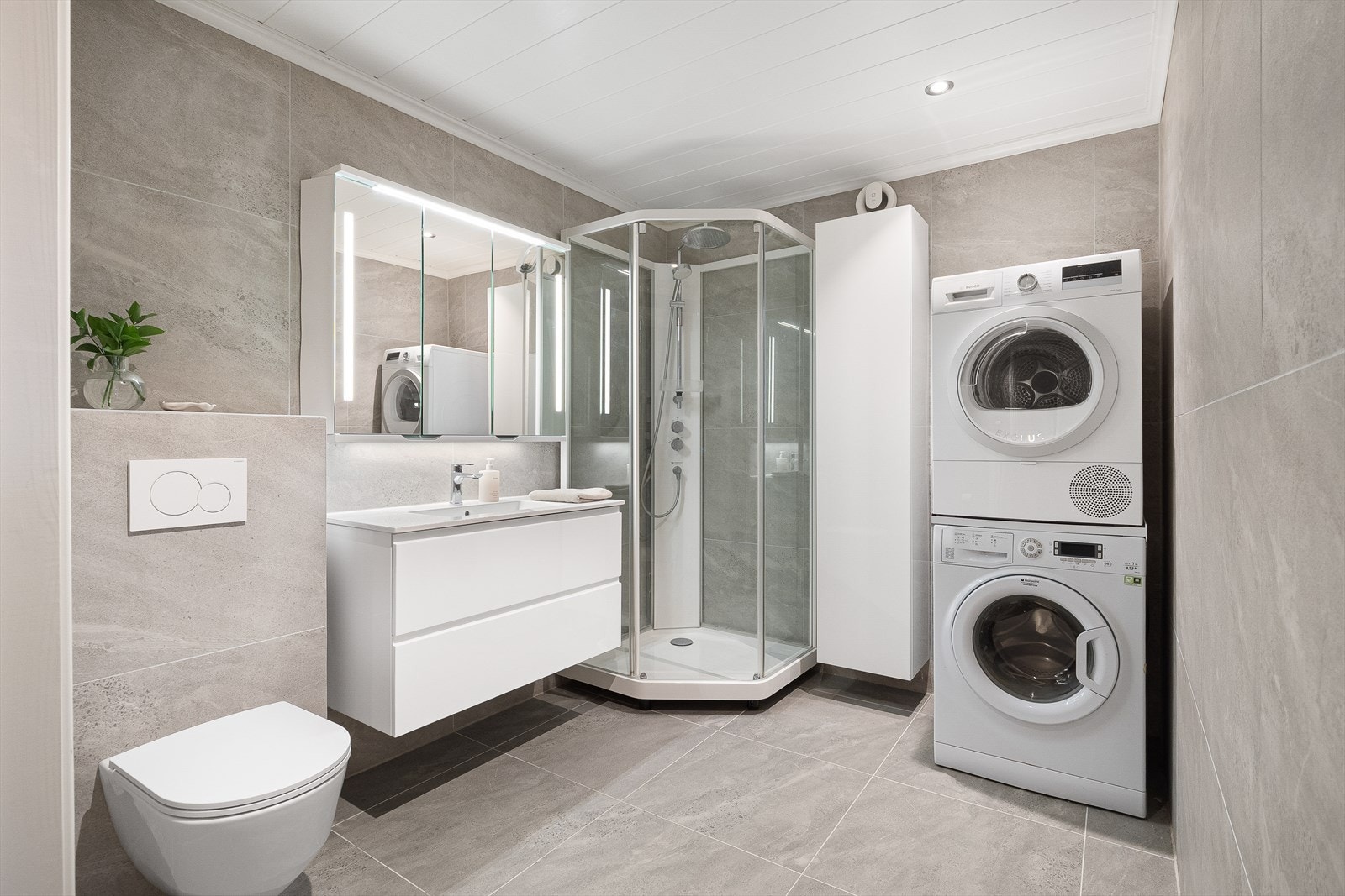 Pent bad med fliser på vegger og gulv. Galleribilde