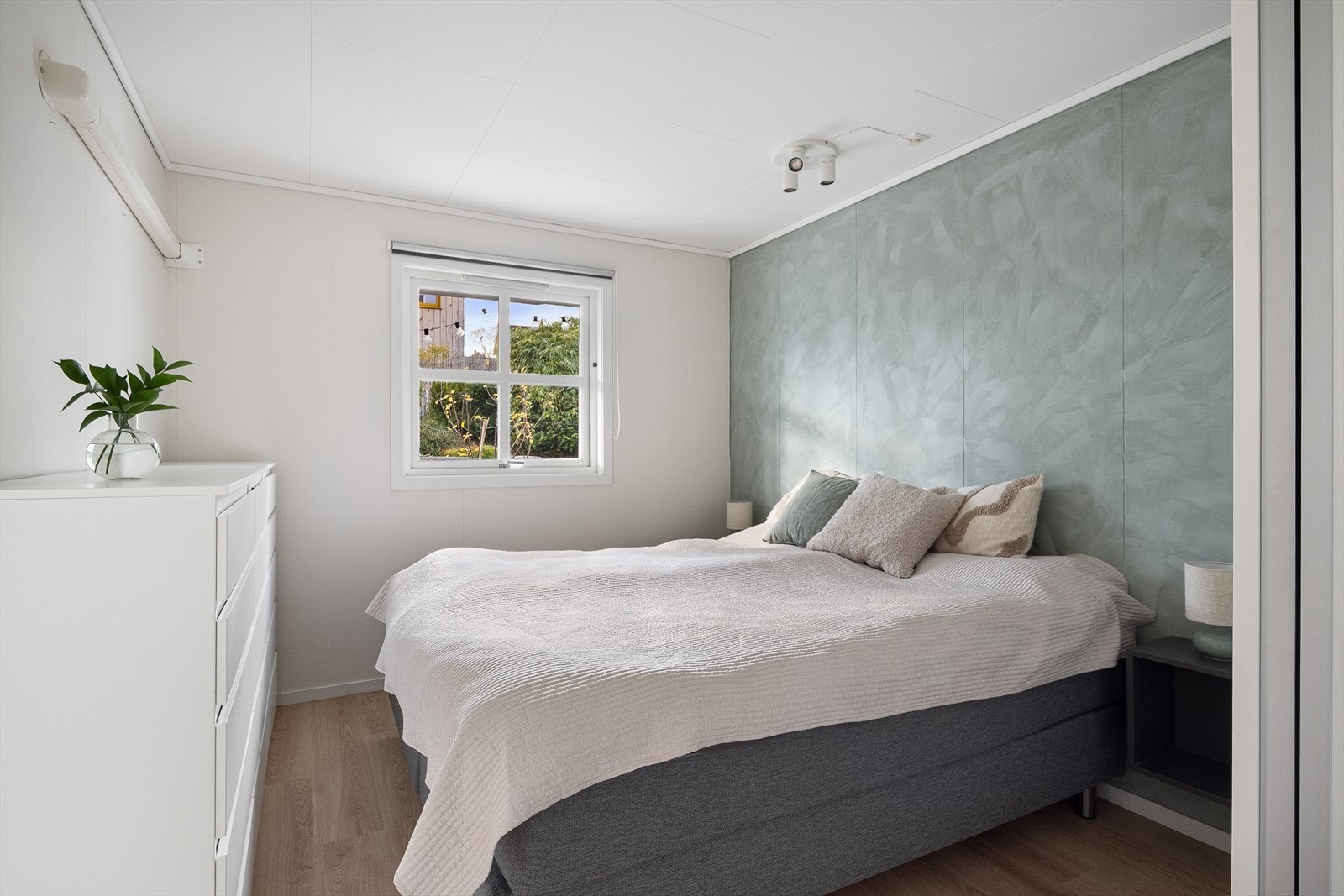 Romslig hovedsoverom plass til dobbeltseng og garderobeskap. Galleribilde