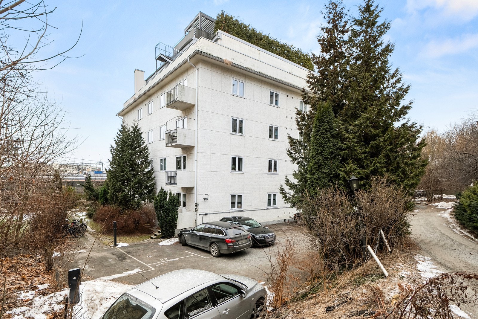 Leiligheten disponer nå en parkeringsplass merket med nr. 13. Denne plassen er tidsbegrenset og kan fornyes på årsmøtet i 2026. Galleribilde