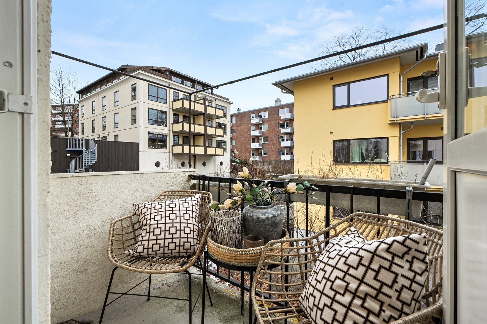 Fra stuen er det utgang til en østvendt balkong på ca. 2 m². Balkongen er overbygd og har morgen- og formiddagssol. Galleribilde