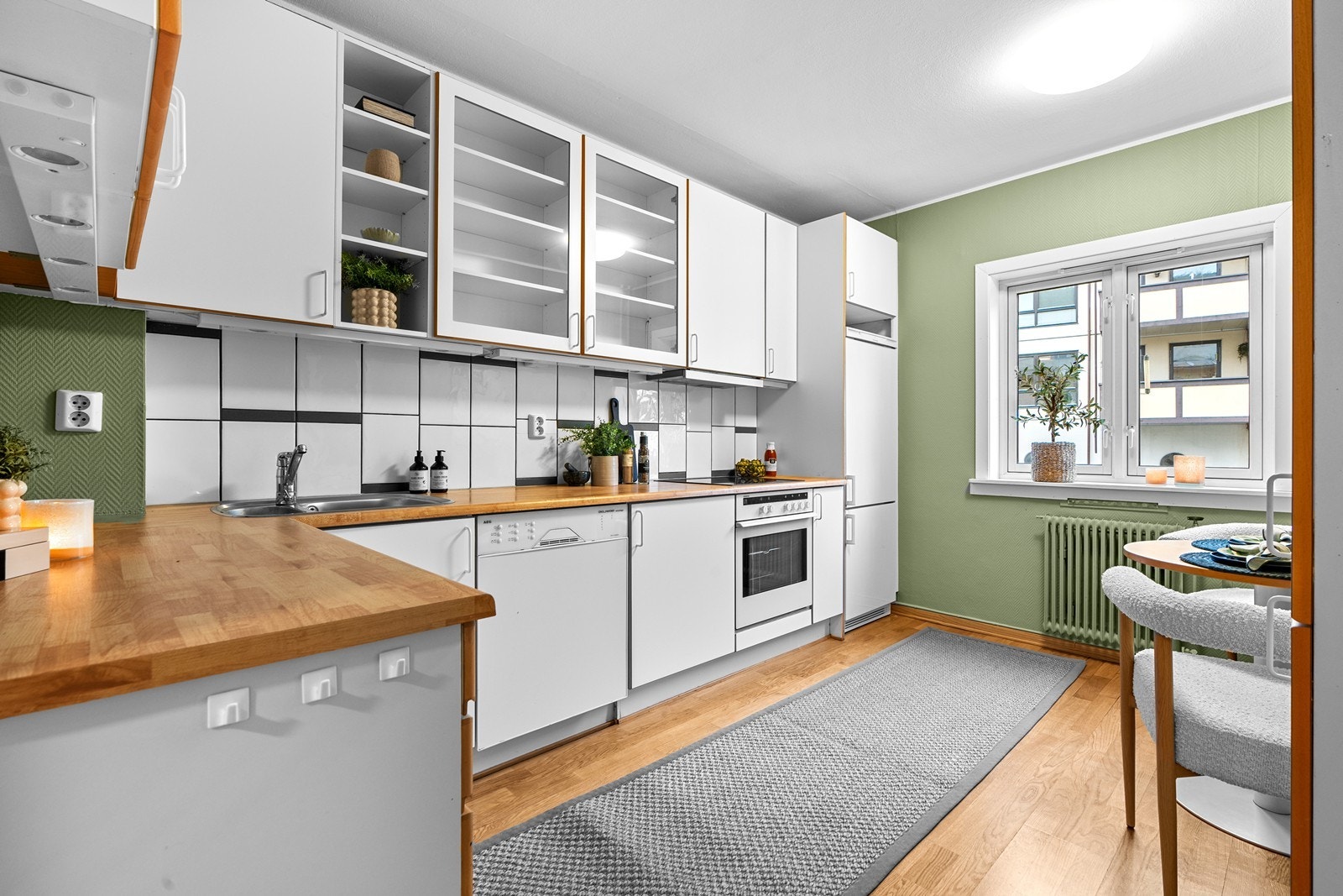 Leiligheten har et godt og romslig kjøkken. Selve innredningen er av elder dato, men absolutt funksjonell. Galleribilde