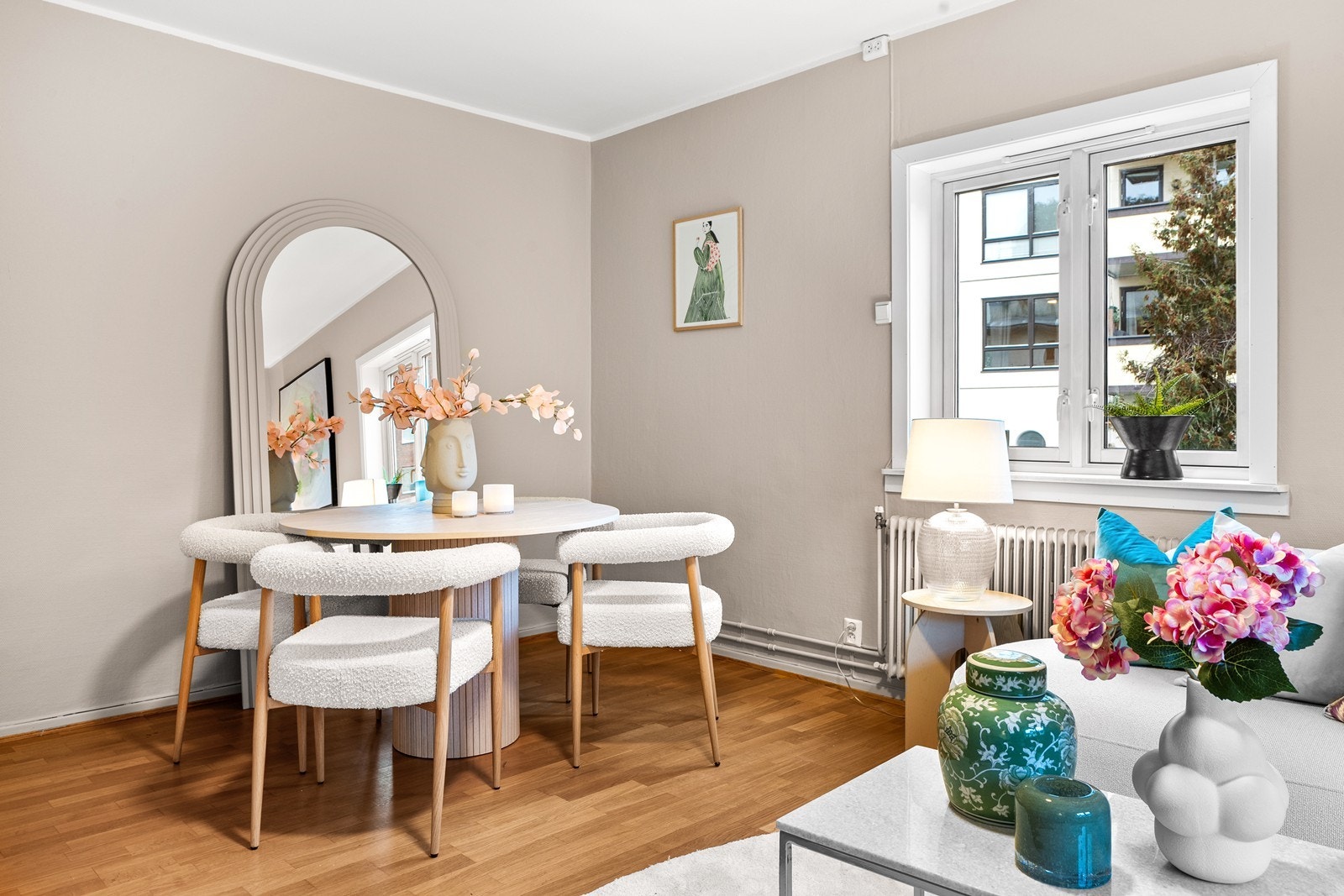 Stuens utforming gjør at det er flere alternative innredningsmuligheter. Galleribilde