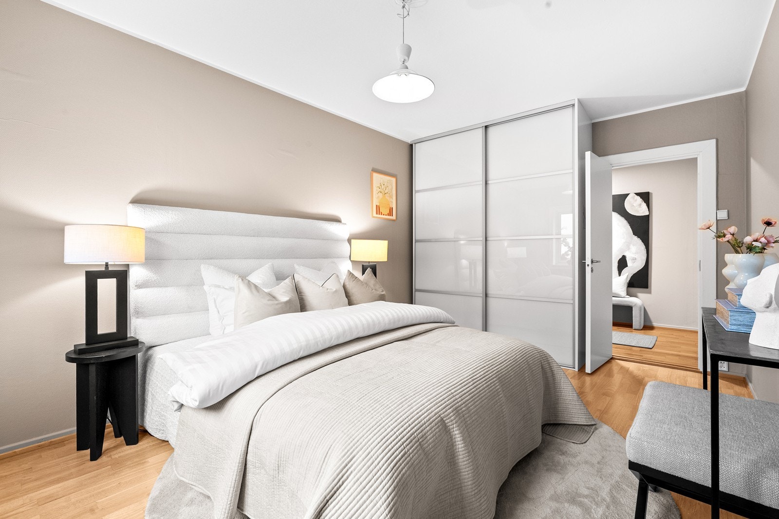 Soverommet har også godt med oppbevaringsplass i skyvedørsgarderobe. Galleribilde