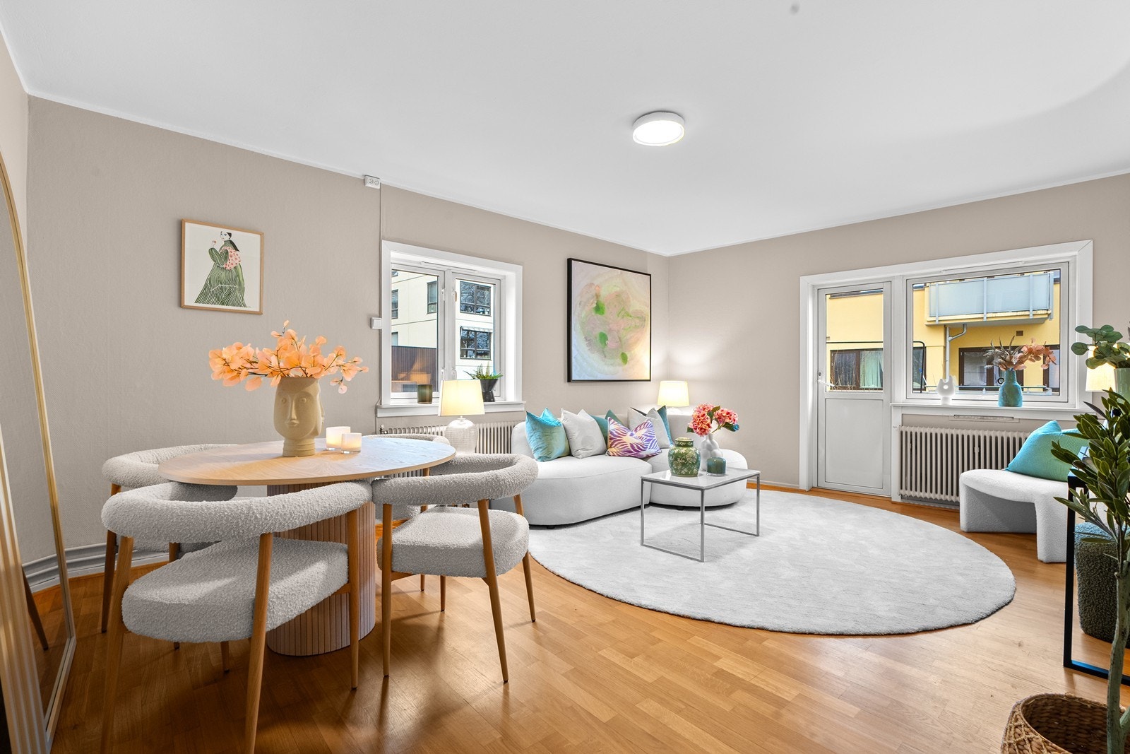 Velkommen til Munkedamsveien 84B! Dette er en stor og god 2-roms leilighet med en svært attraktiv beliggenhet mellom Skillebekk, Solli Plass og Aker Brygge/Tjuvholmen. Galleribilde