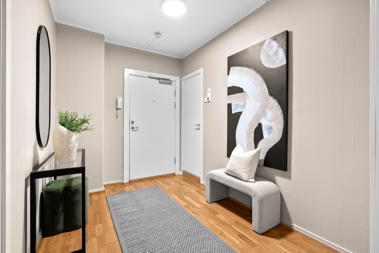 Leiligheten har en romslig og innbydende entré/gang som gir et godt førsteinntrykk. Galleribilde