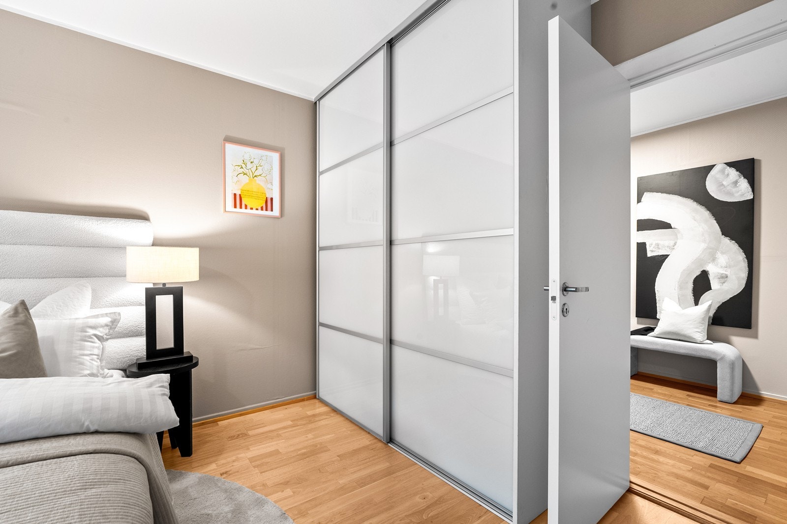 Fra soverom sett mot entrè. Galleribilde