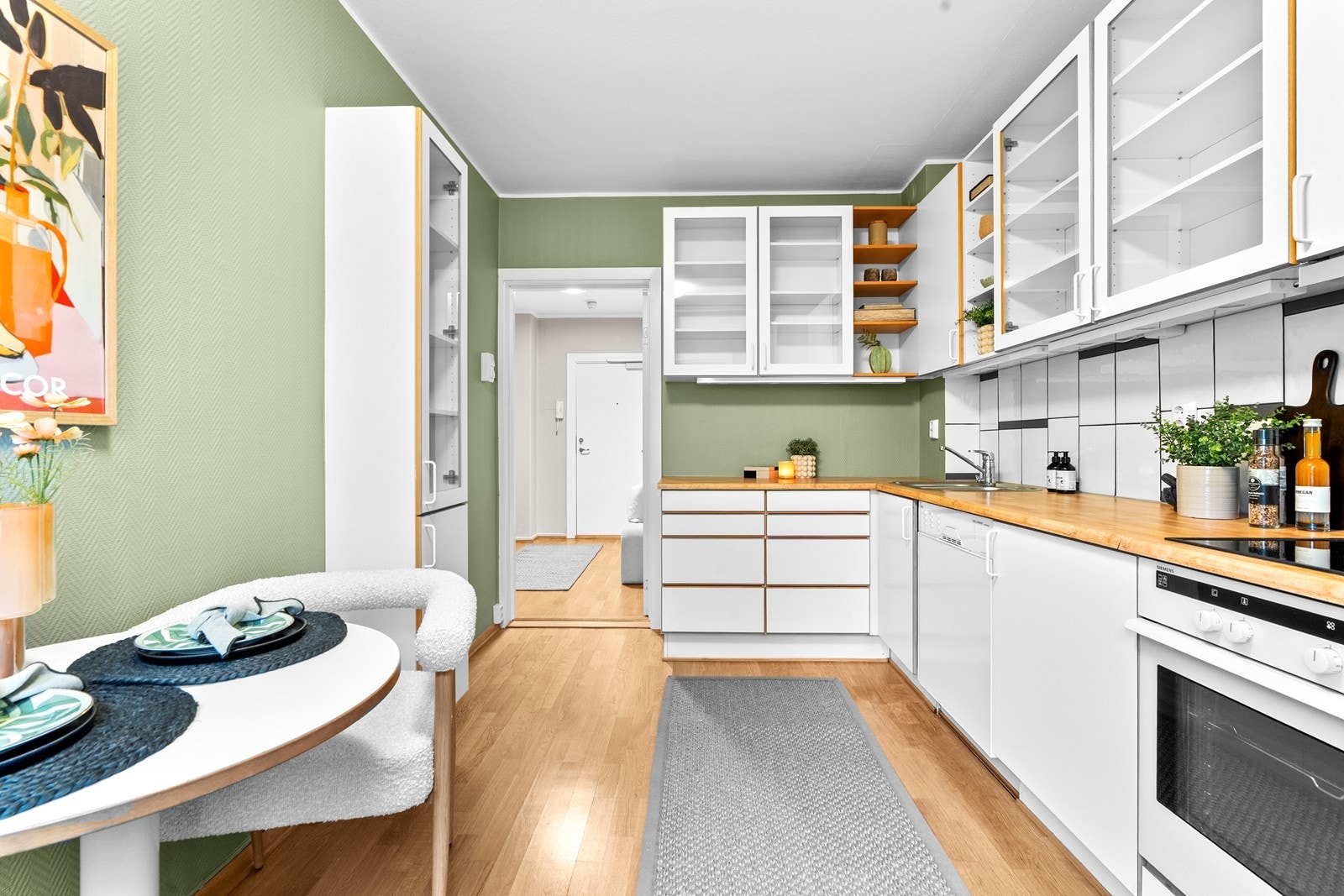 Det er integrerte hvitevarer bestående av platetopp, stekeovn og oppvaskmaskin, samt avtrekk over kokeplassen. Galleribilde