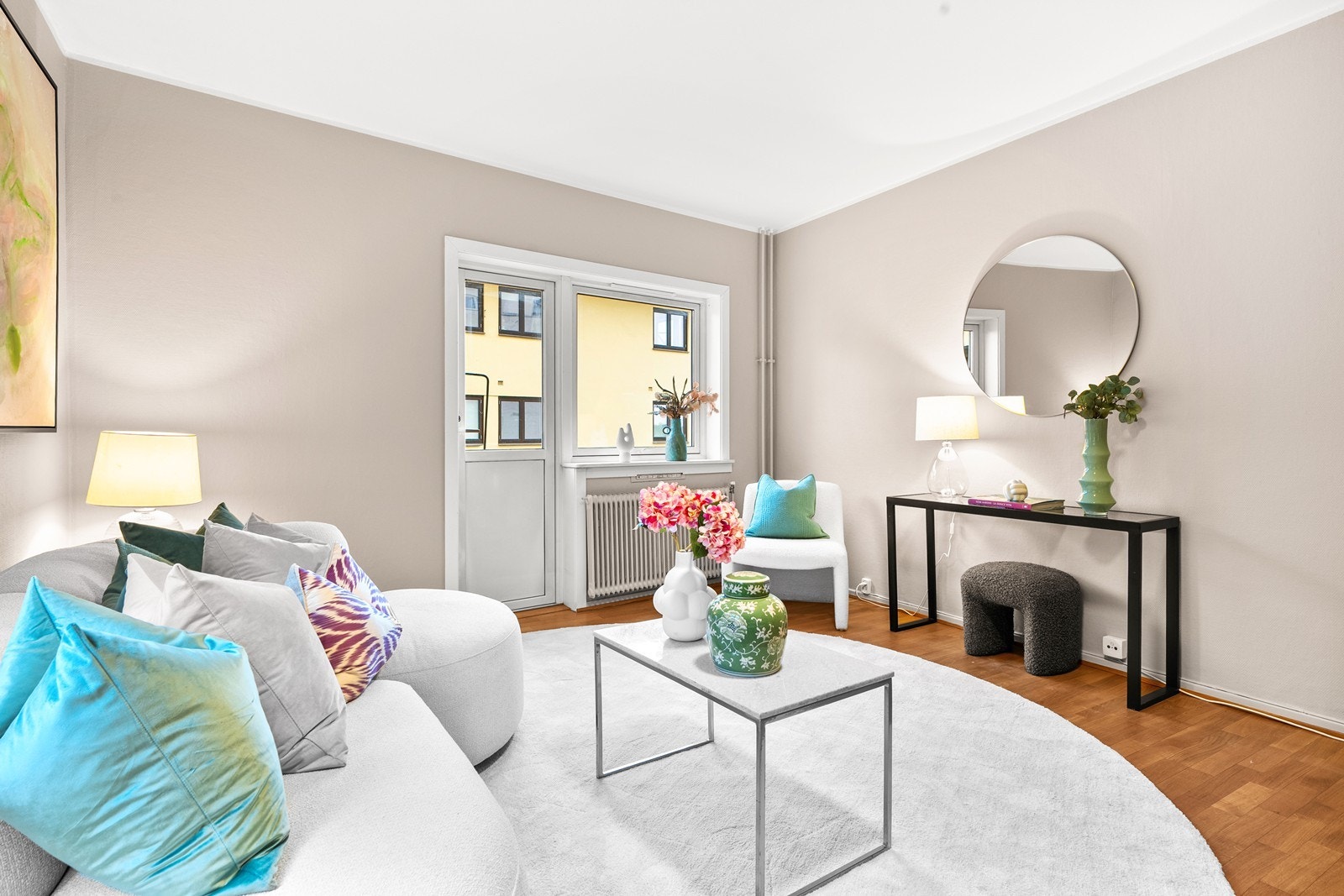 Gulvet er belagt med 3-stavs parkett, og overflatene er malt i delikate, moderne fargetoner. Galleribilde