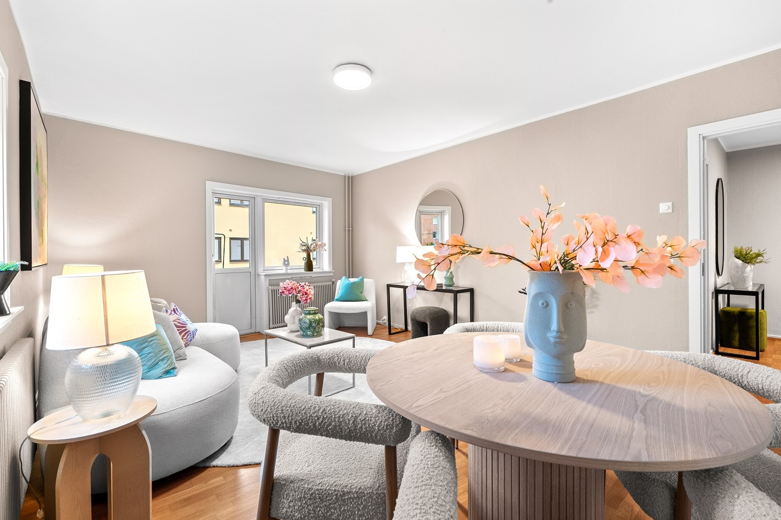 Stuen er romslig og har gode møbleringsmuligheter med plass til både sofagruppe og spisebord. Galleribilde