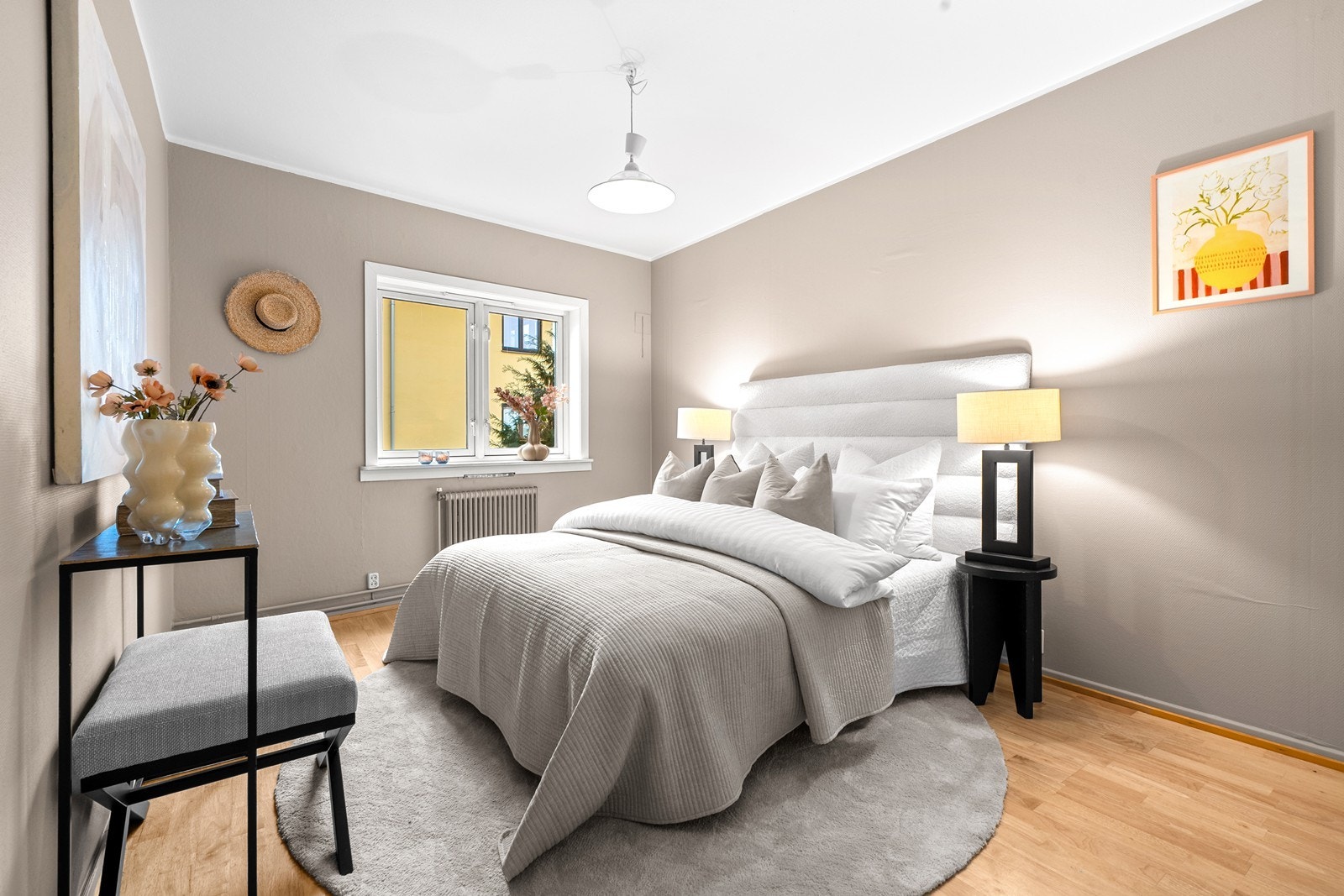 Soverommet er ekstra stort og romslig. Her det rikelig med plass til dobbeltseng, nattbord og tilhørende møbler. Galleribilde