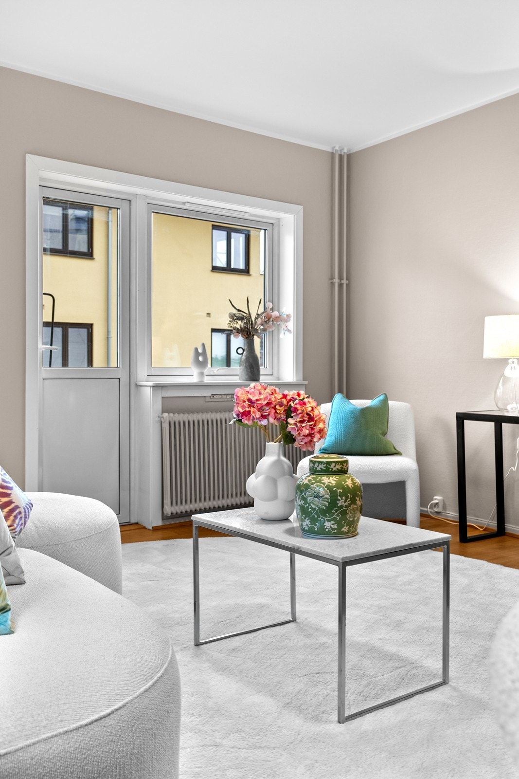 Fra stuen er det utgang til balkongen. Galleribilde