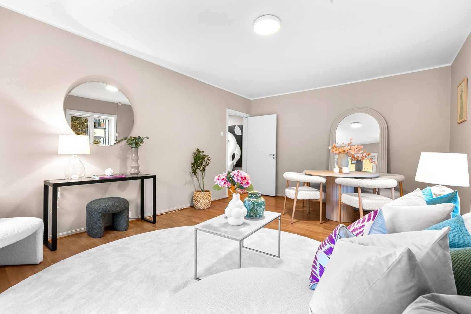 Inkludert i felleskostadene er også oppvarming av leiligheten, varmtvann og kabel-tv. Galleribilde