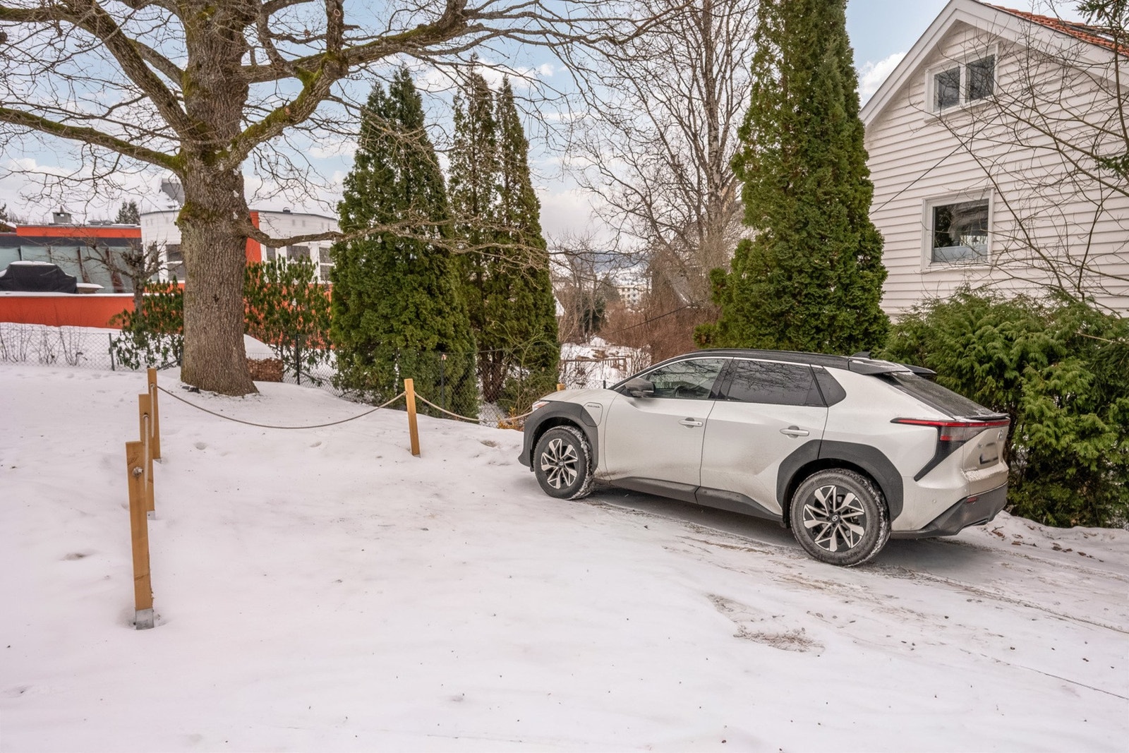 Sameiet har felles gjesteparkering utendørs til bruk for seksjonseiere og deres gjester. Galleribilde