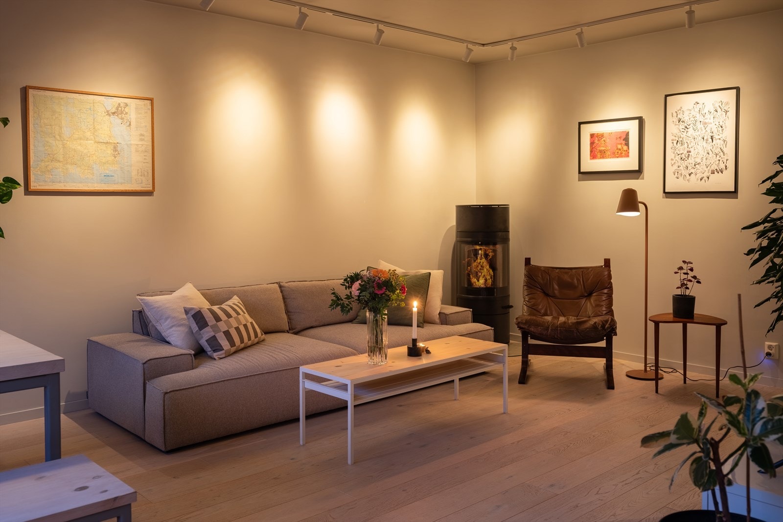 Her får du en åpen og lys stue/kjøkken løsning på hele 32,5m² med rikelig med lysinnslipp fra rause vindusflater. Galleribilde