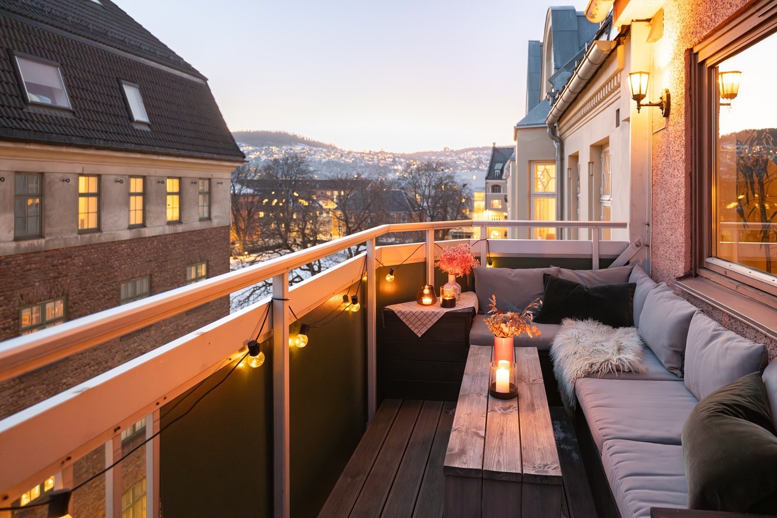 Leiligheten byr på en rekke kvaliteter som blant annet denne solrike sørvendte balkongen på 7m². Galleribilde