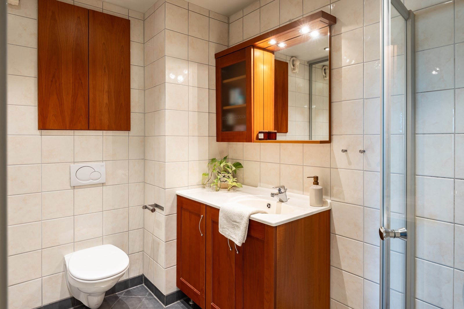 Her får du et flislagt bad med behagelig gulvvarme og opplegg til vaskemaskin. Vaskemaskinen medfølger handelen. Galleribilde